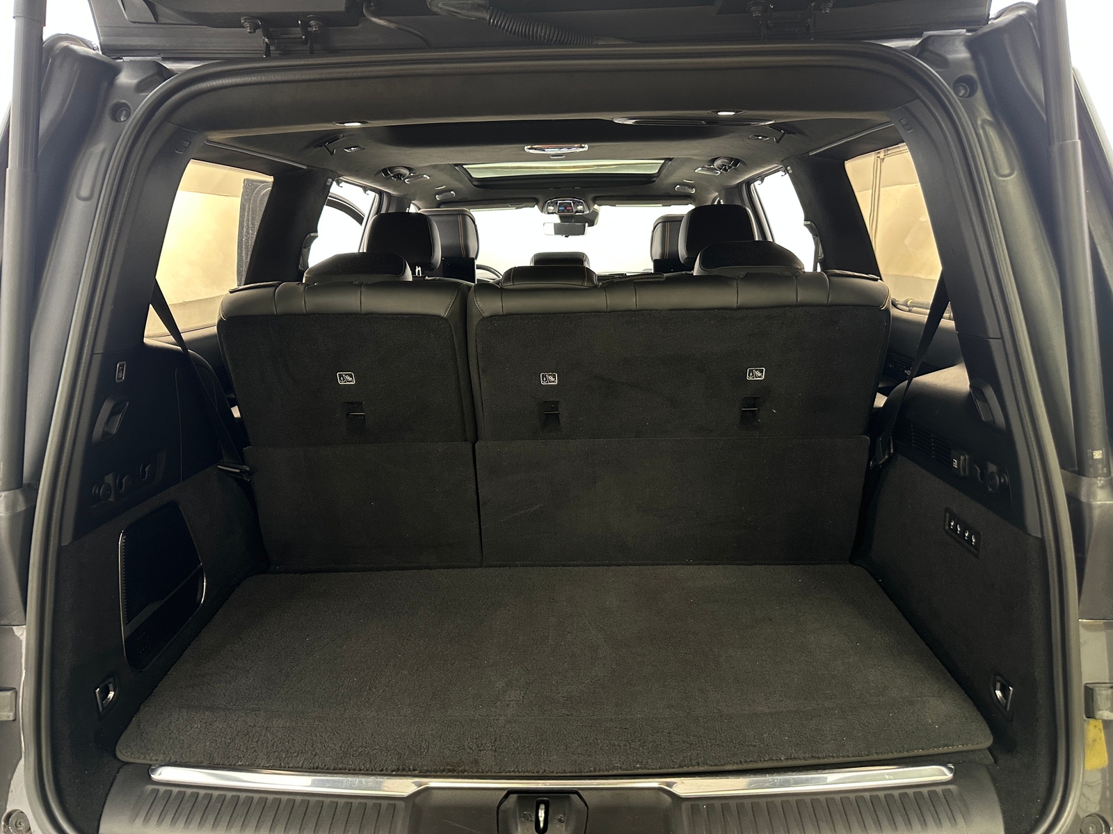 Thumbnail: 2022 Jeep Grand Wagoneer - 6