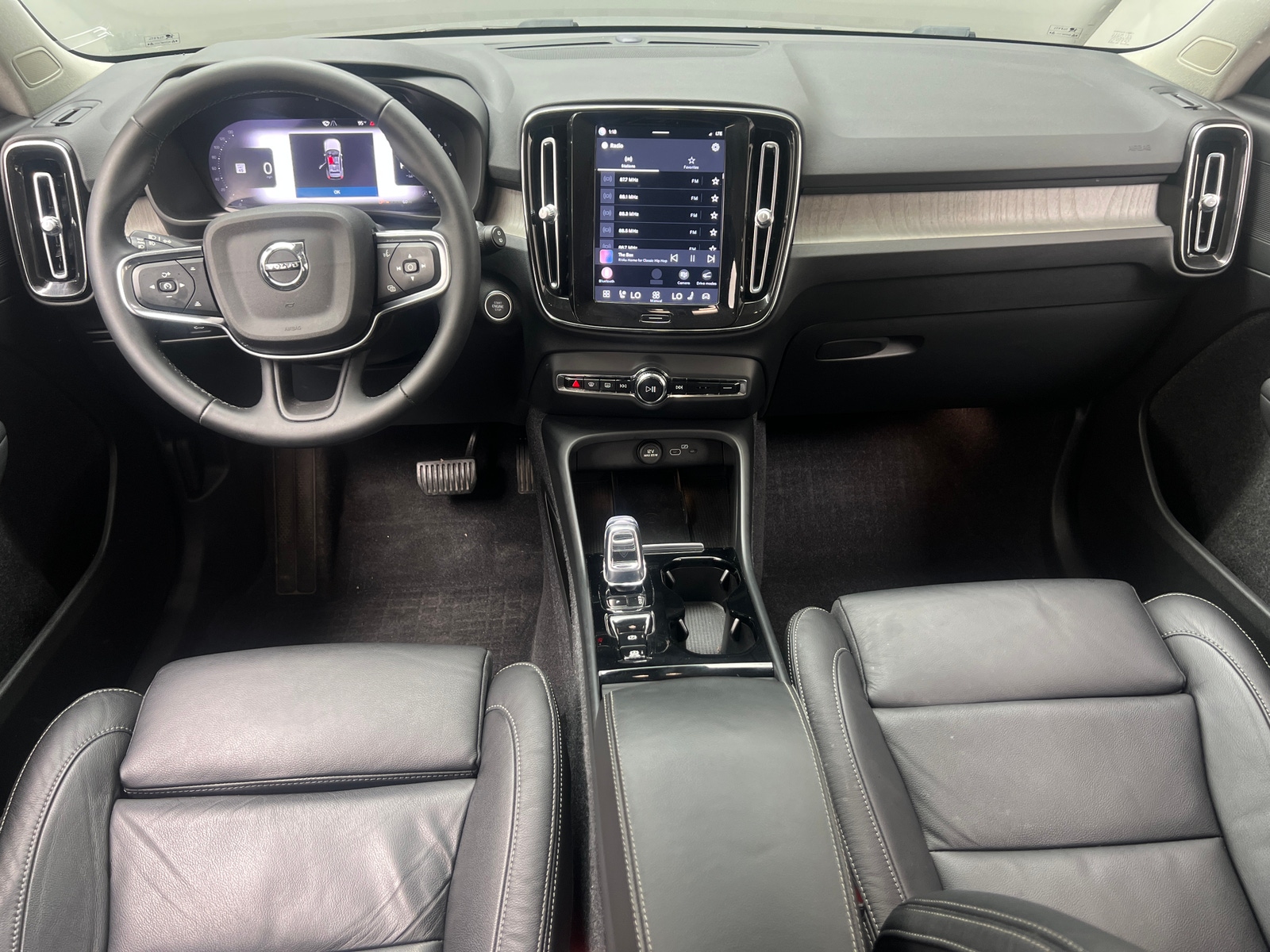 Thumbnail: 2023 Volvo XC40 - 2