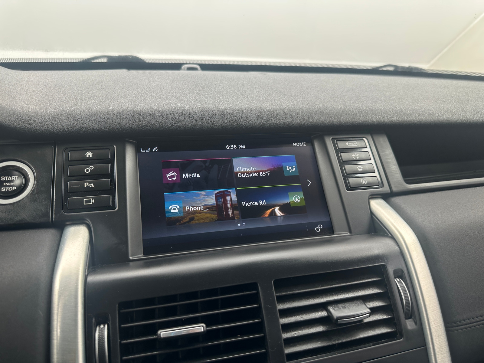 Thumbnail: 2017 Land Rover Discovery Sport - 3