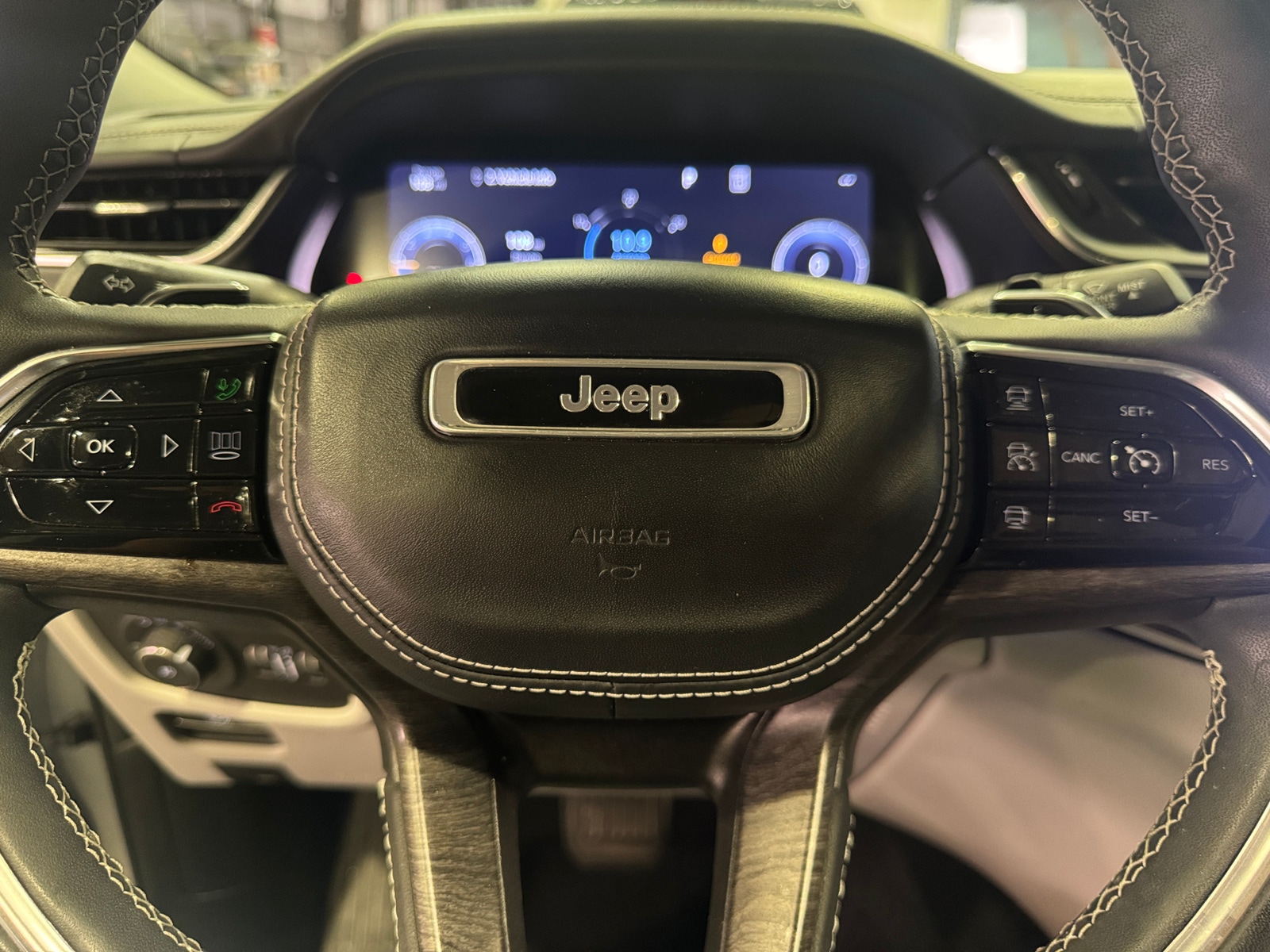 Thumbnail: 2023 Jeep Grand Cherokee L - 4
