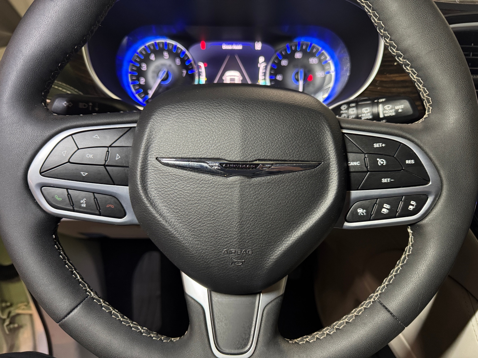 Thumbnail: 2023 Chrysler Pacifica - 4