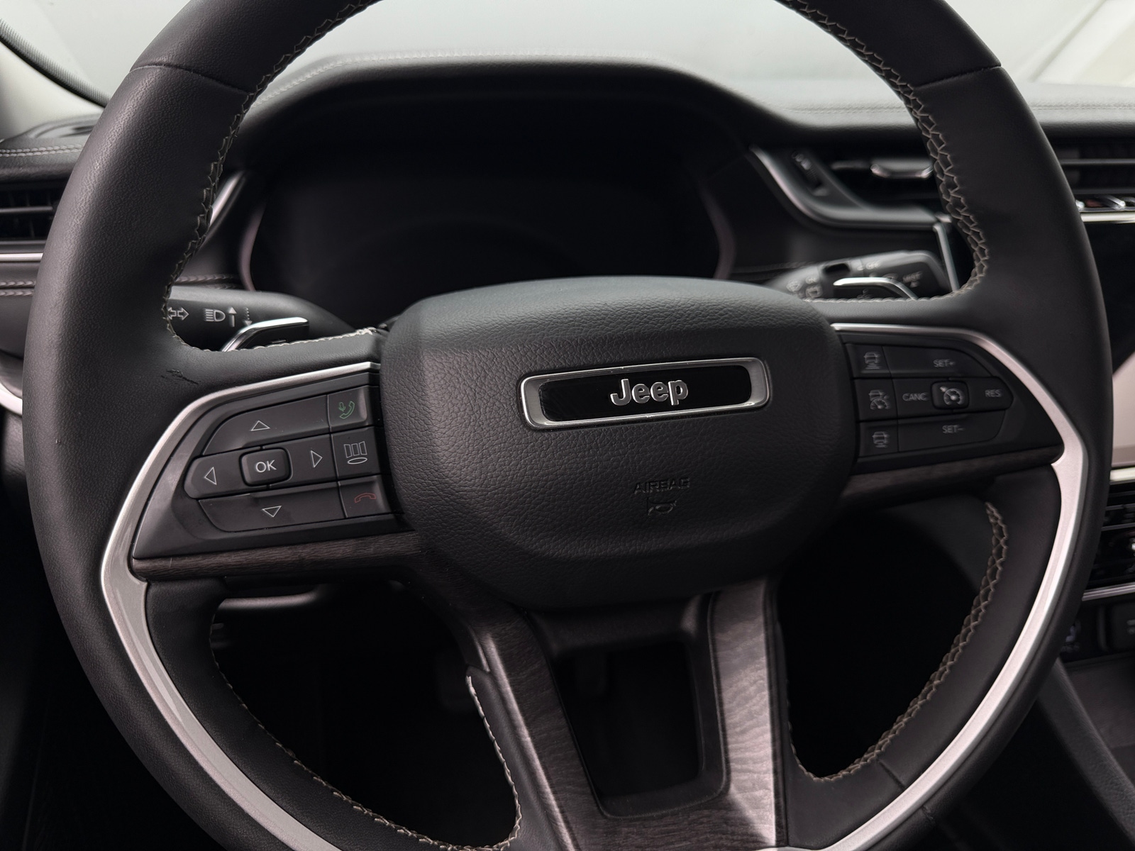 Thumbnail: 2023 Jeep Grand Cherokee L - 4