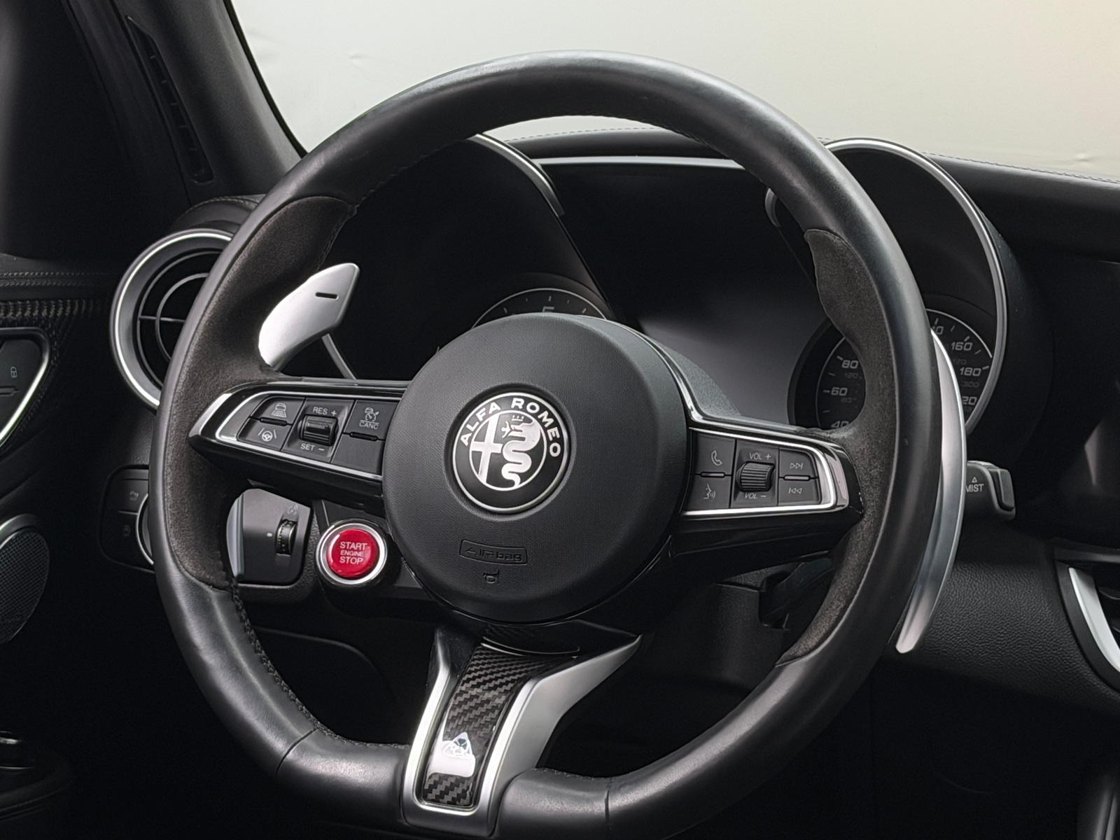 Thumbnail: 2023 Alfa Romeo Giulia - 4