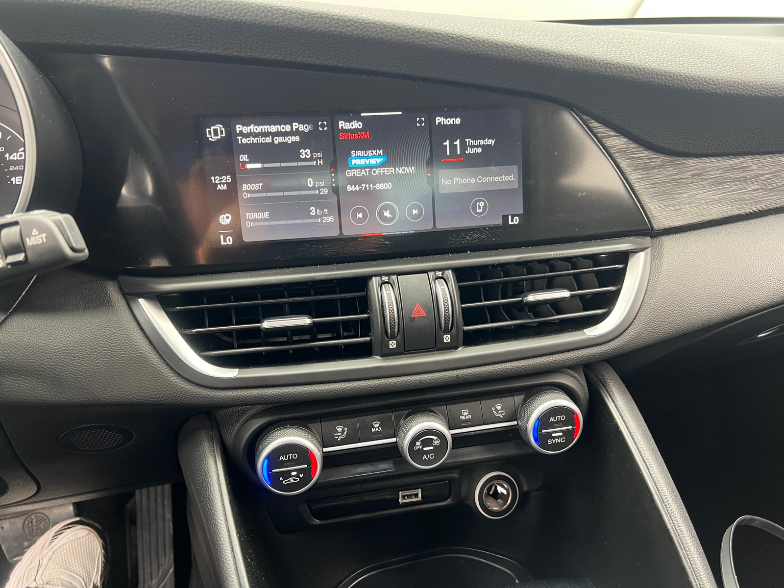 Thumbnail: 2021 Alfa Romeo Giulia - 3