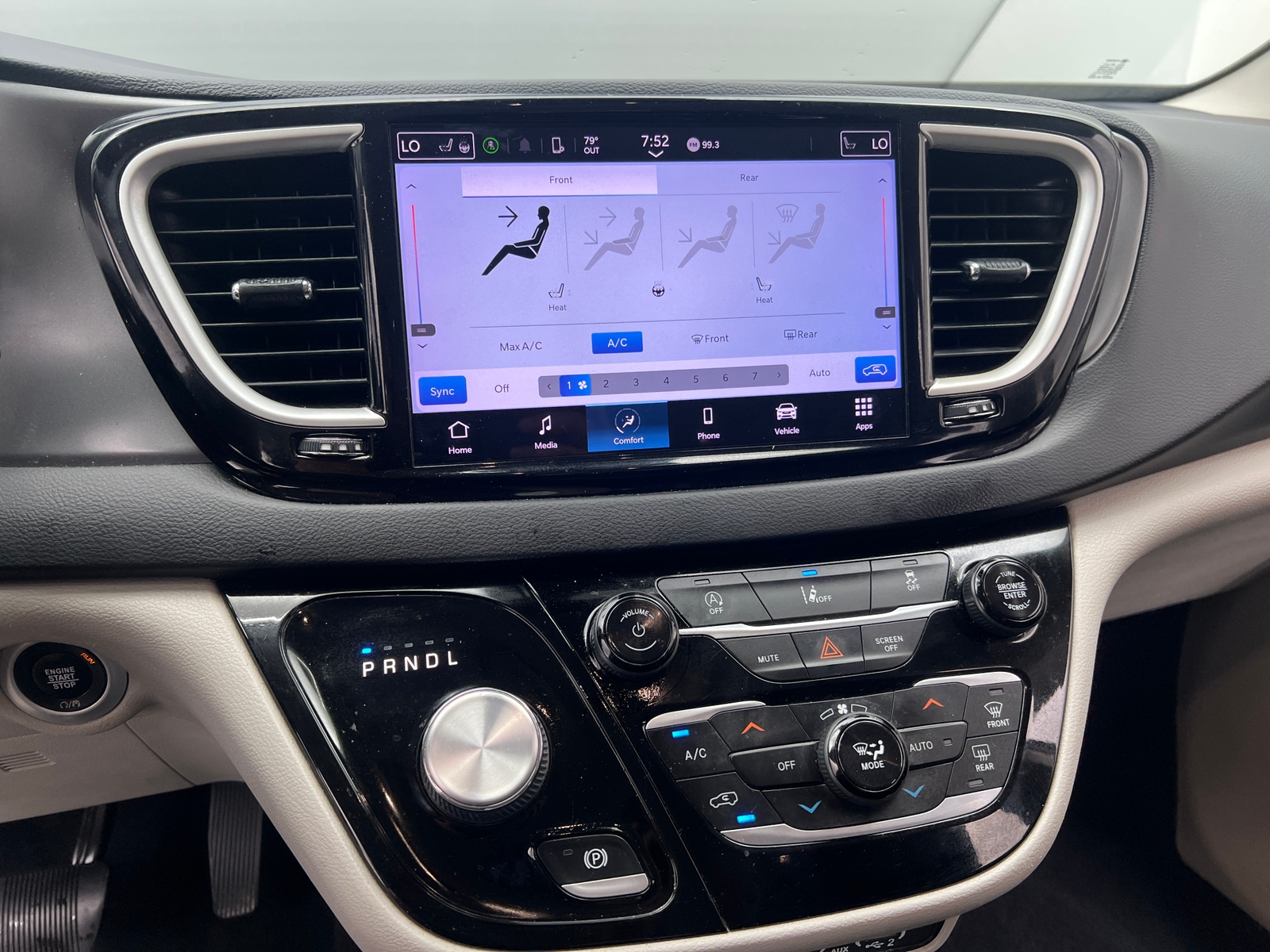Thumbnail: 2022 Chrysler Pacifica - 4