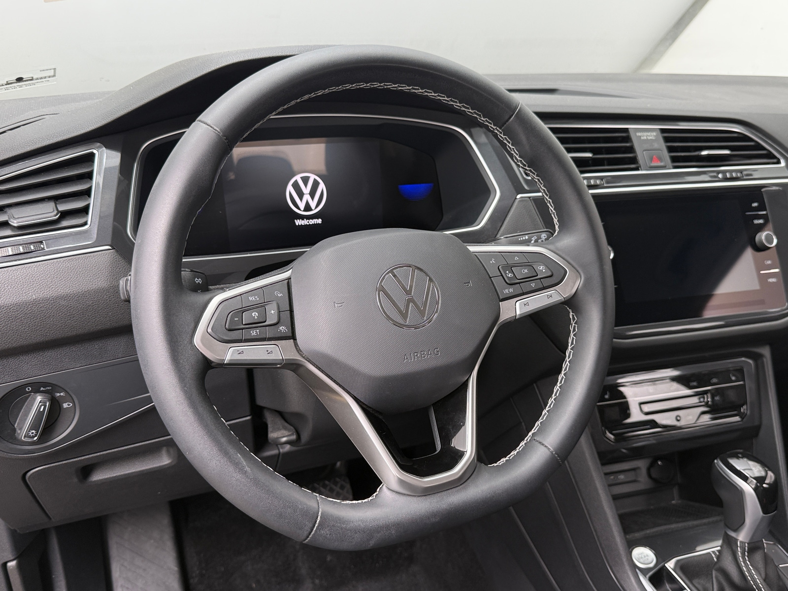 Thumbnail: 2023 Volkswagen Tiguan - 4