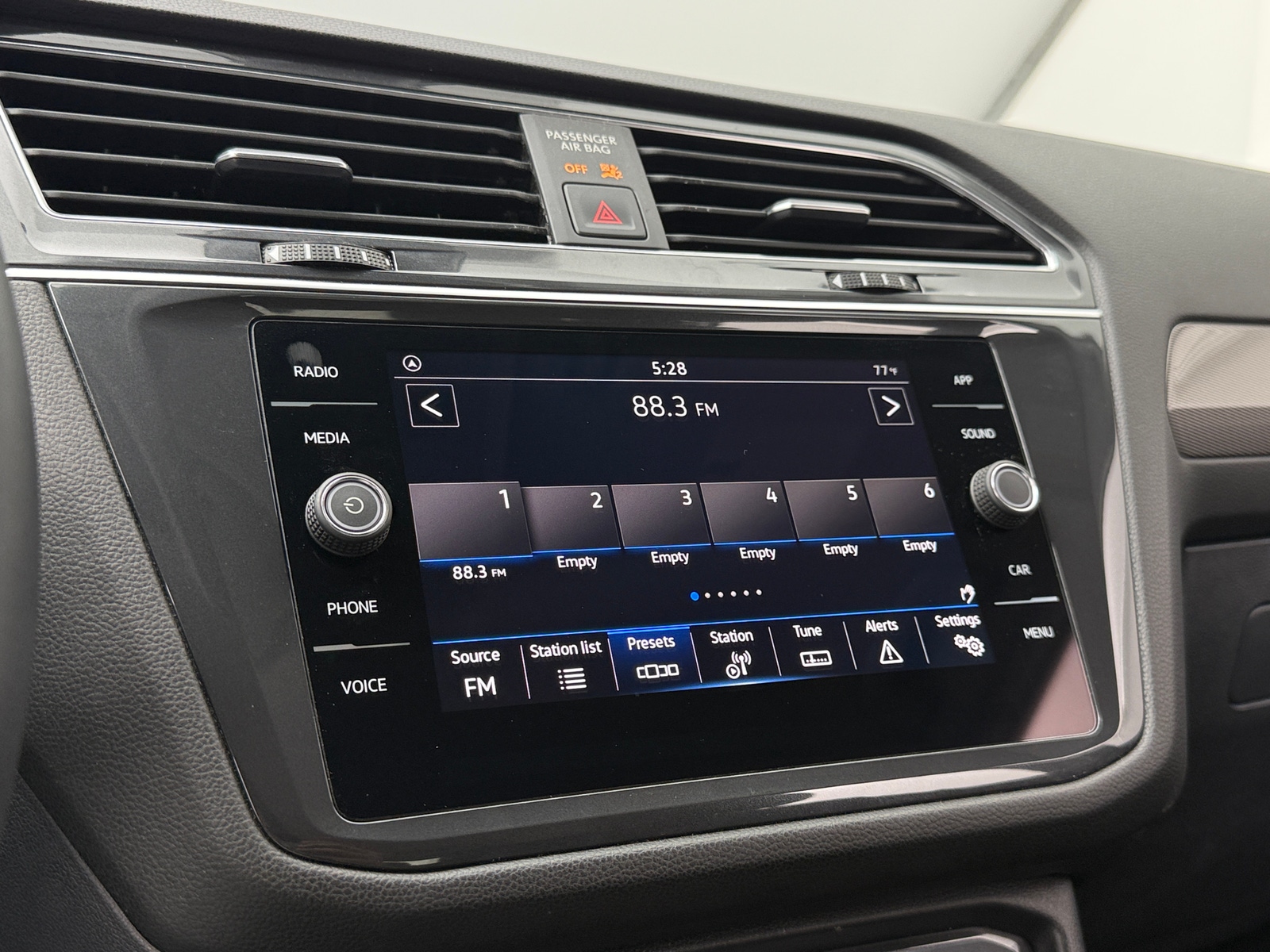 Thumbnail: 2023 Volkswagen Tiguan - 3