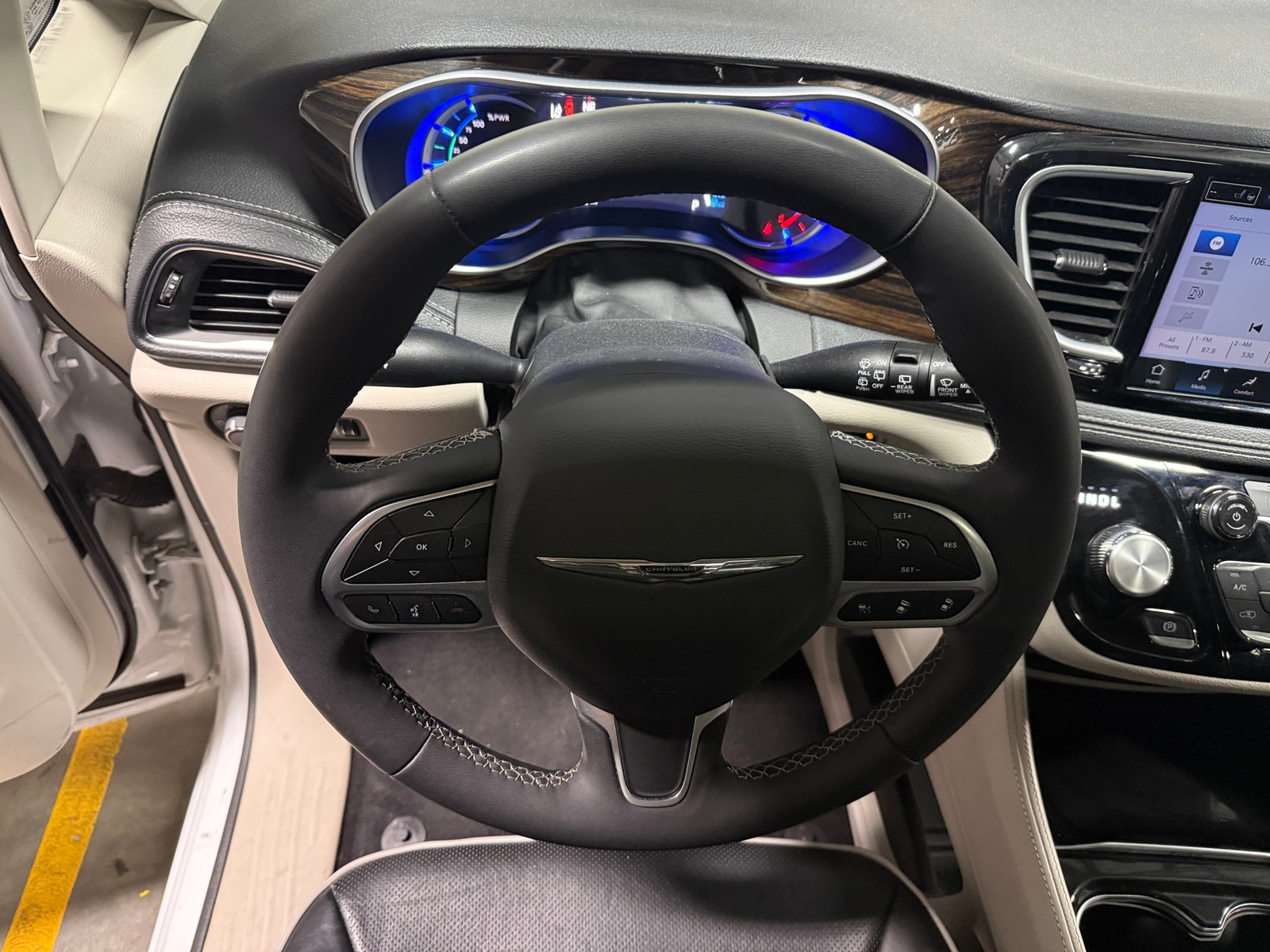 Thumbnail: 2023 Chrysler Pacifica - 4