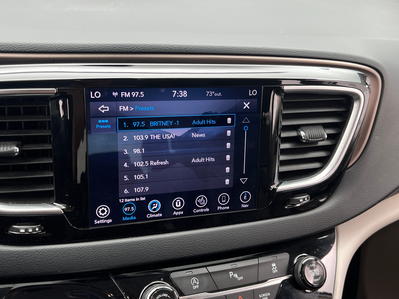 Thumbnail: 2018 Chrysler Pacifica - 3
