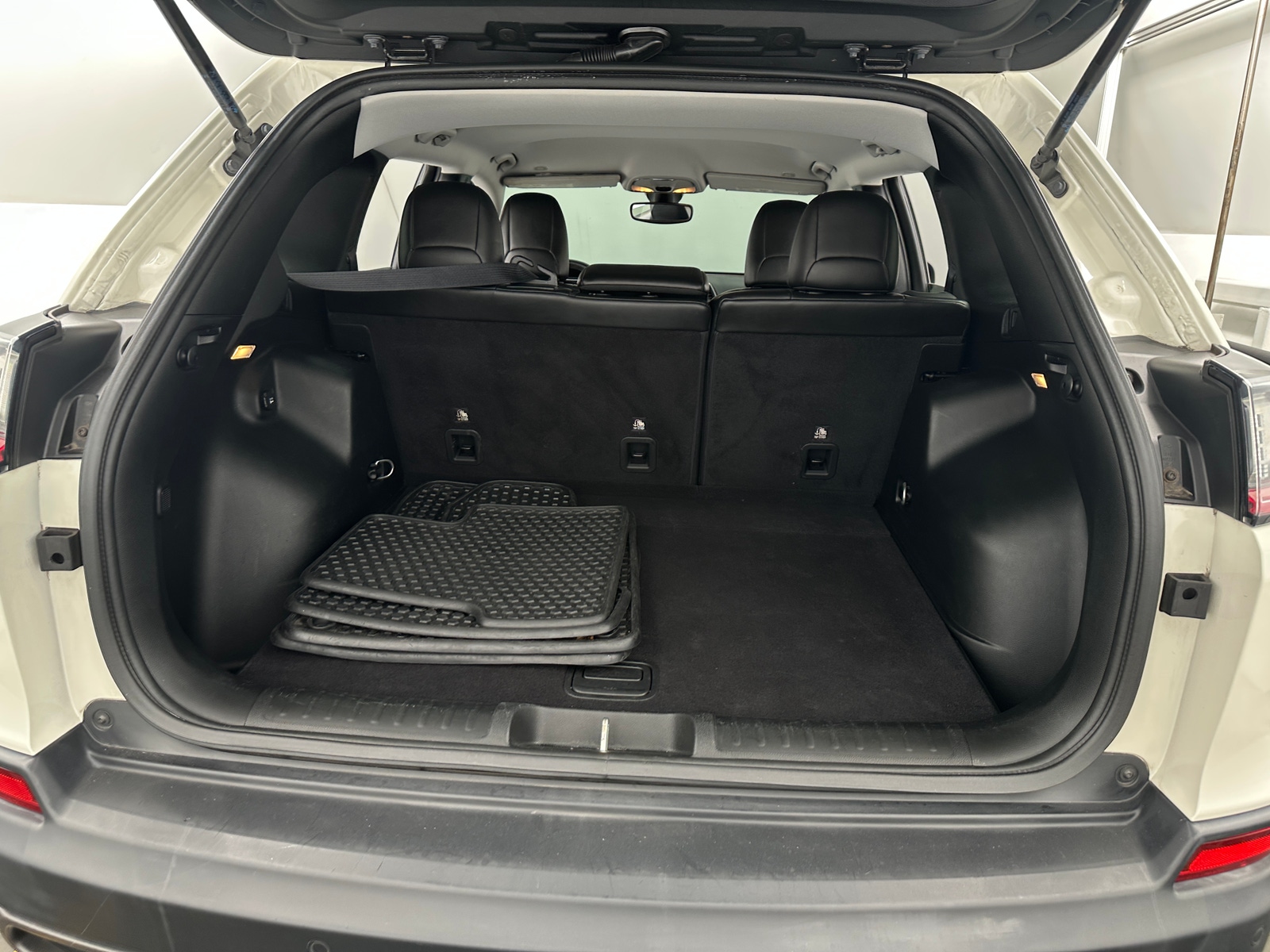 Thumbnail: 2019 Jeep Cherokee - 7