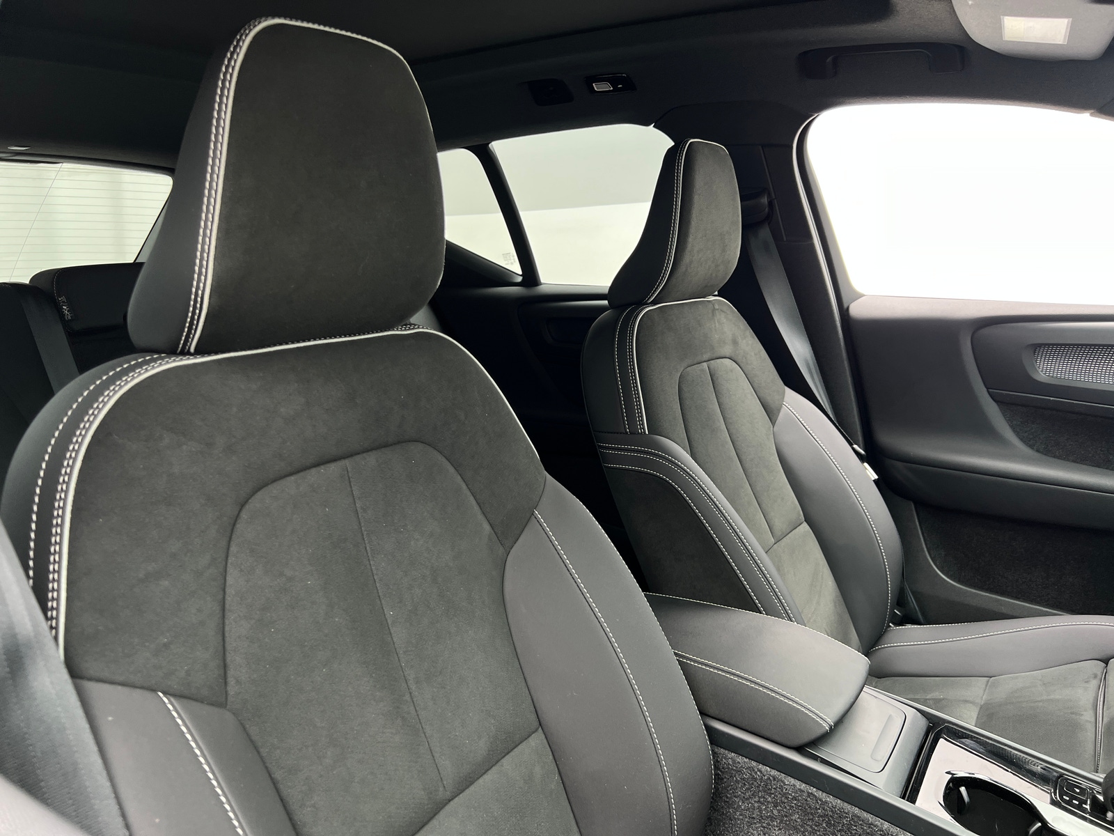 Thumbnail: 2022 Volvo XC40 - 5