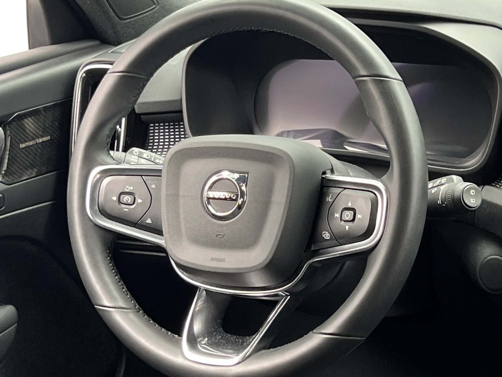Thumbnail: 2022 Volvo XC40 - 4