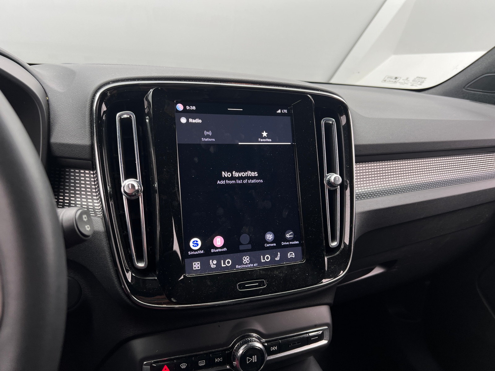 Thumbnail: 2022 Volvo XC40 - 3
