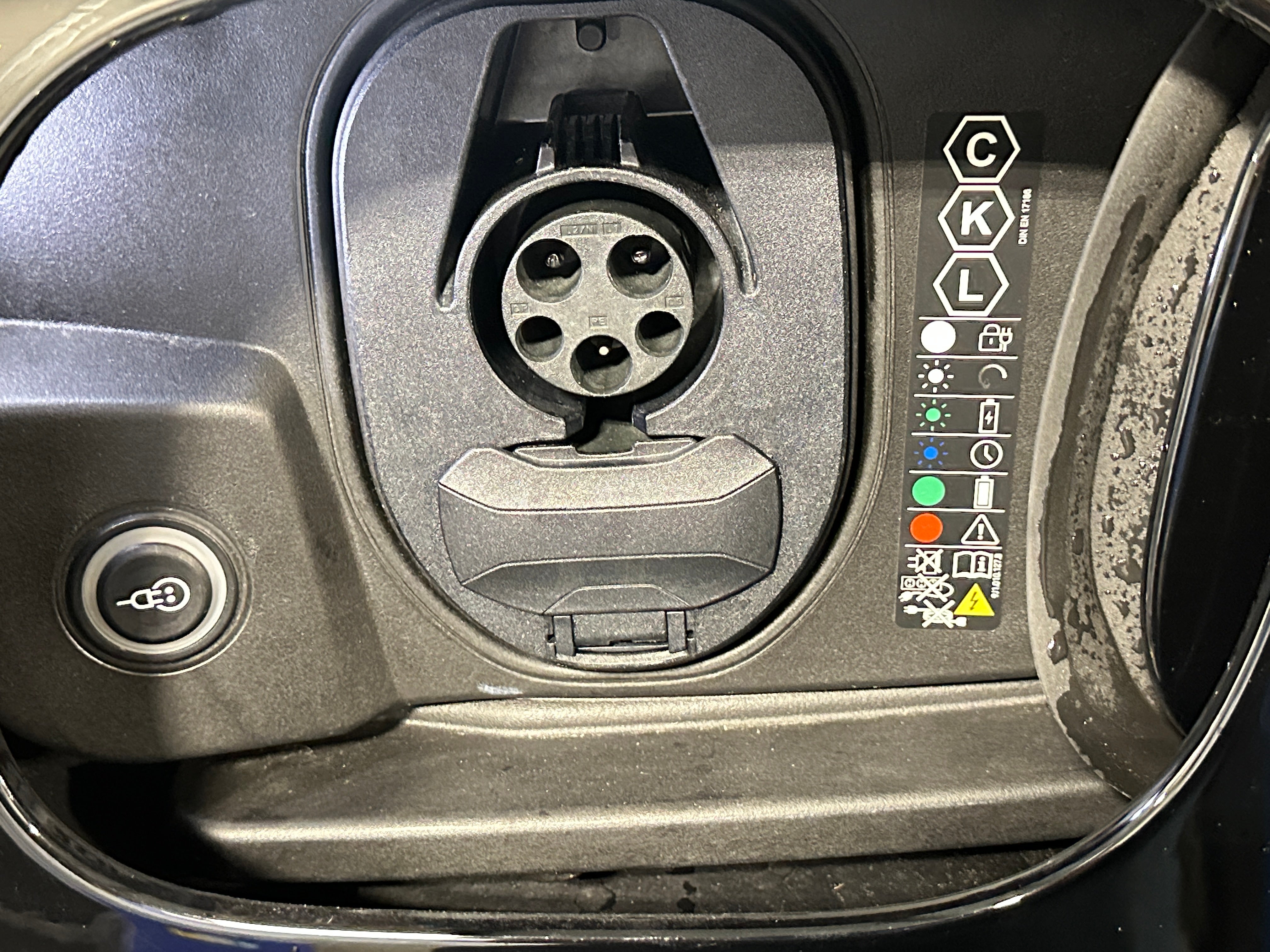 Used 2025 Porsche Macan S with VIN WP1AB2XA1SL153556 for sale in Auburn, WA