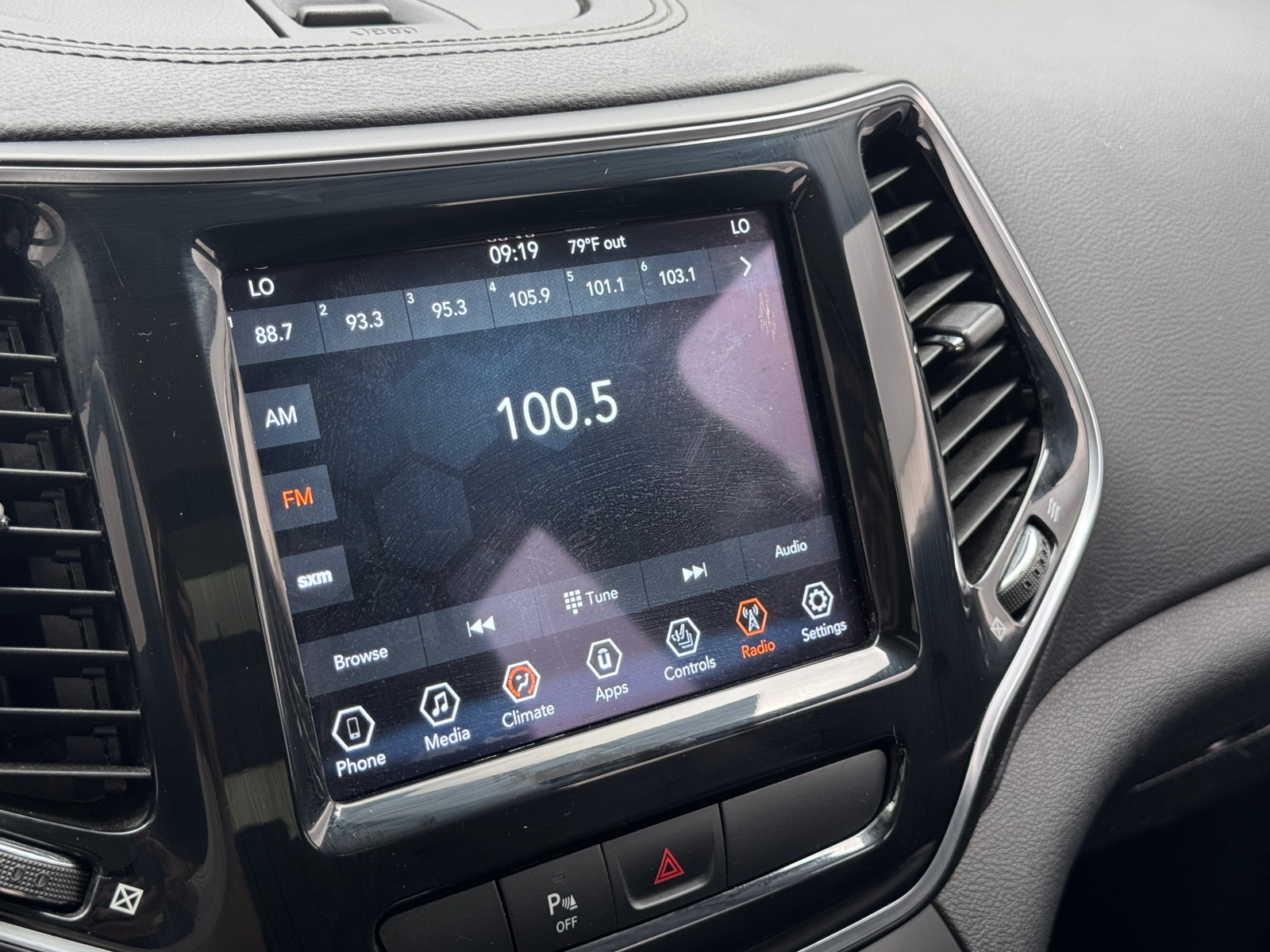 Thumbnail: 2019 Jeep Cherokee - 3