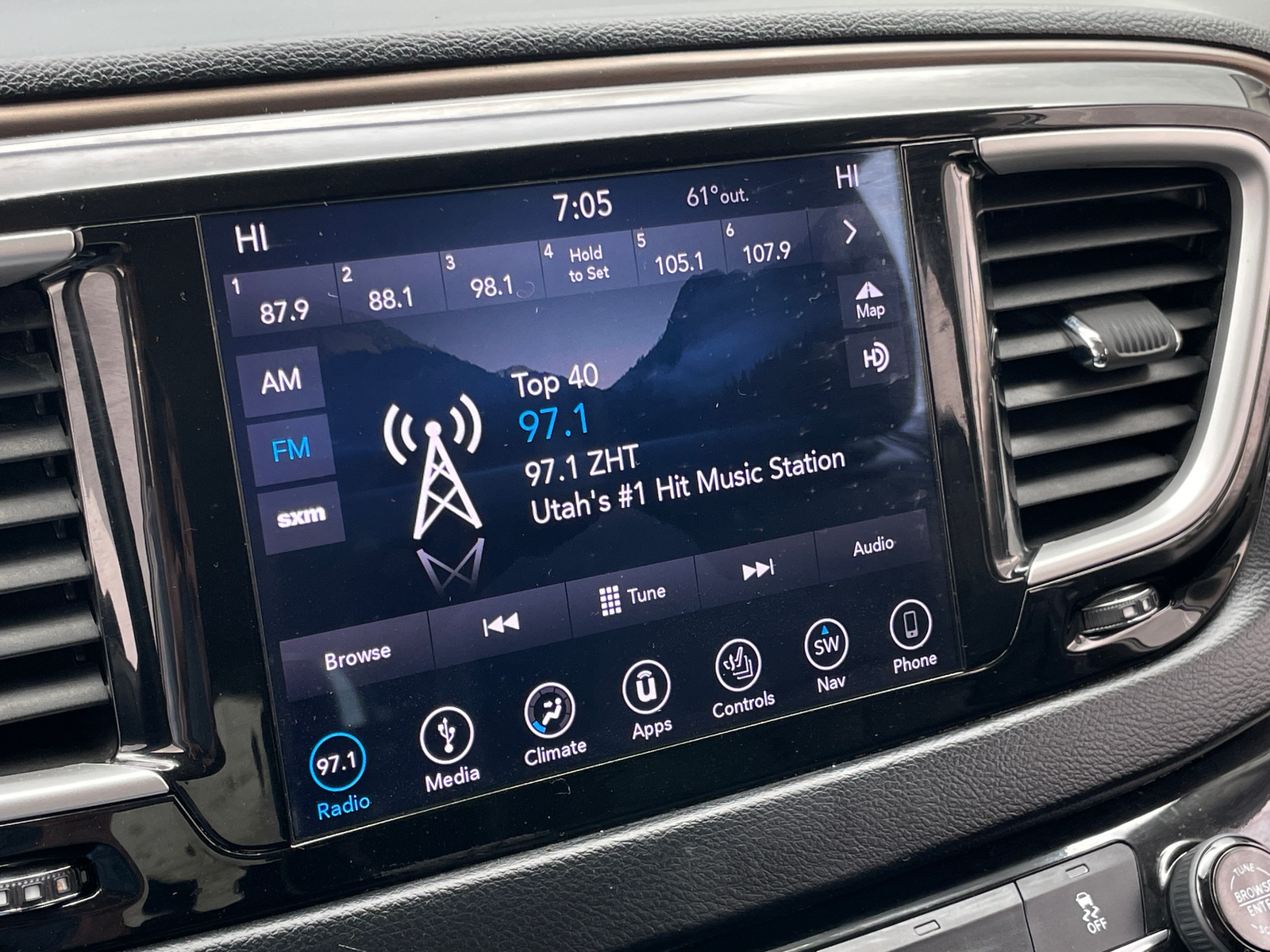 Thumbnail: 2018 Chrysler Pacifica - 3
