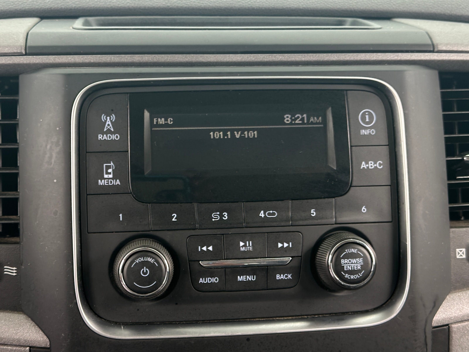 Thumbnail: 2019 RAM 1500 Classic - 3