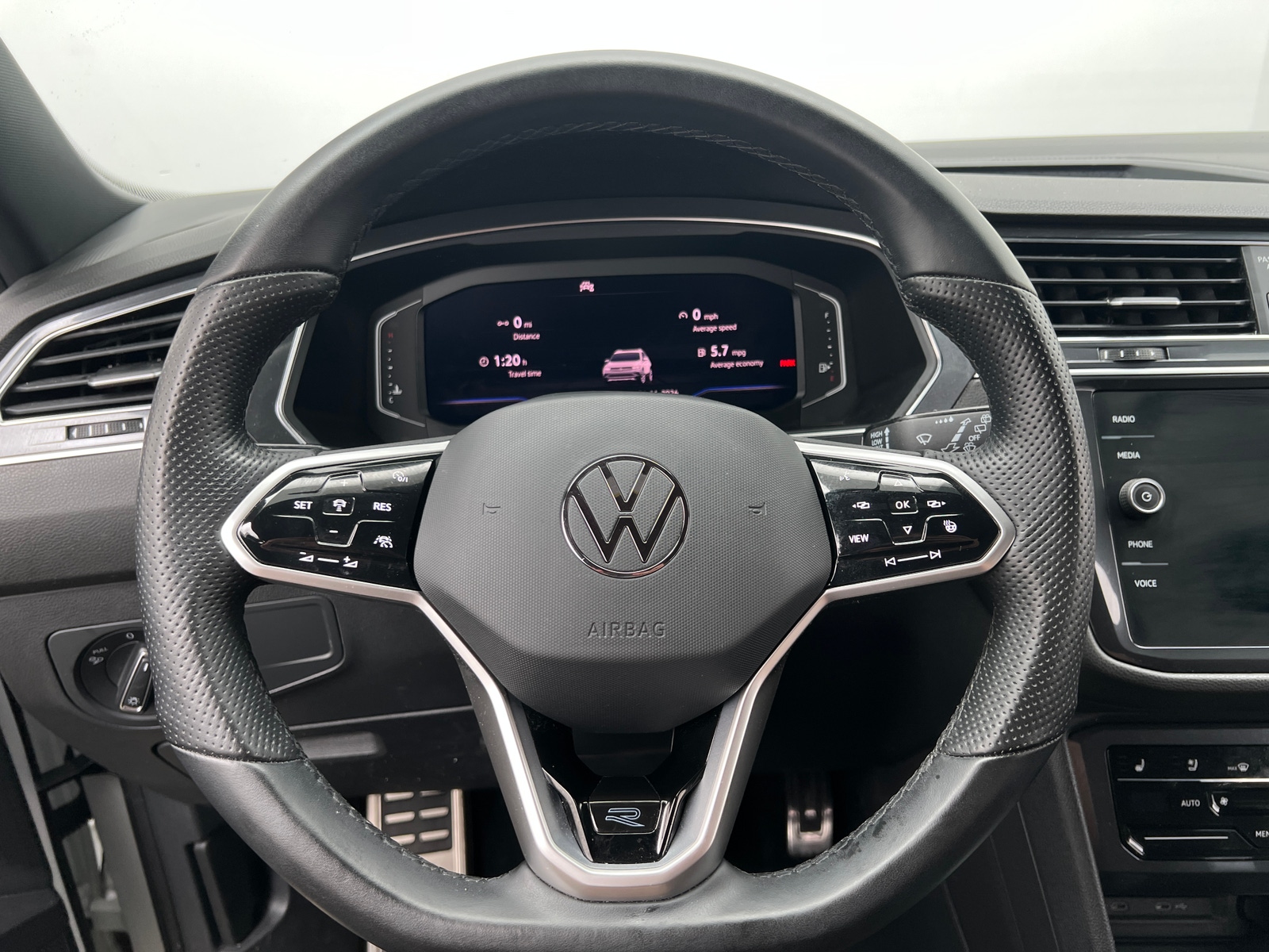 Thumbnail: 2022 Volkswagen Tiguan - 4
