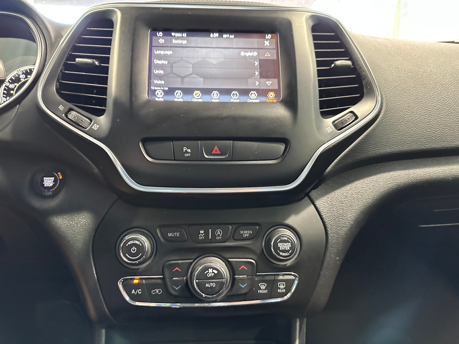 Thumbnail: 2019 Jeep Cherokee - 4