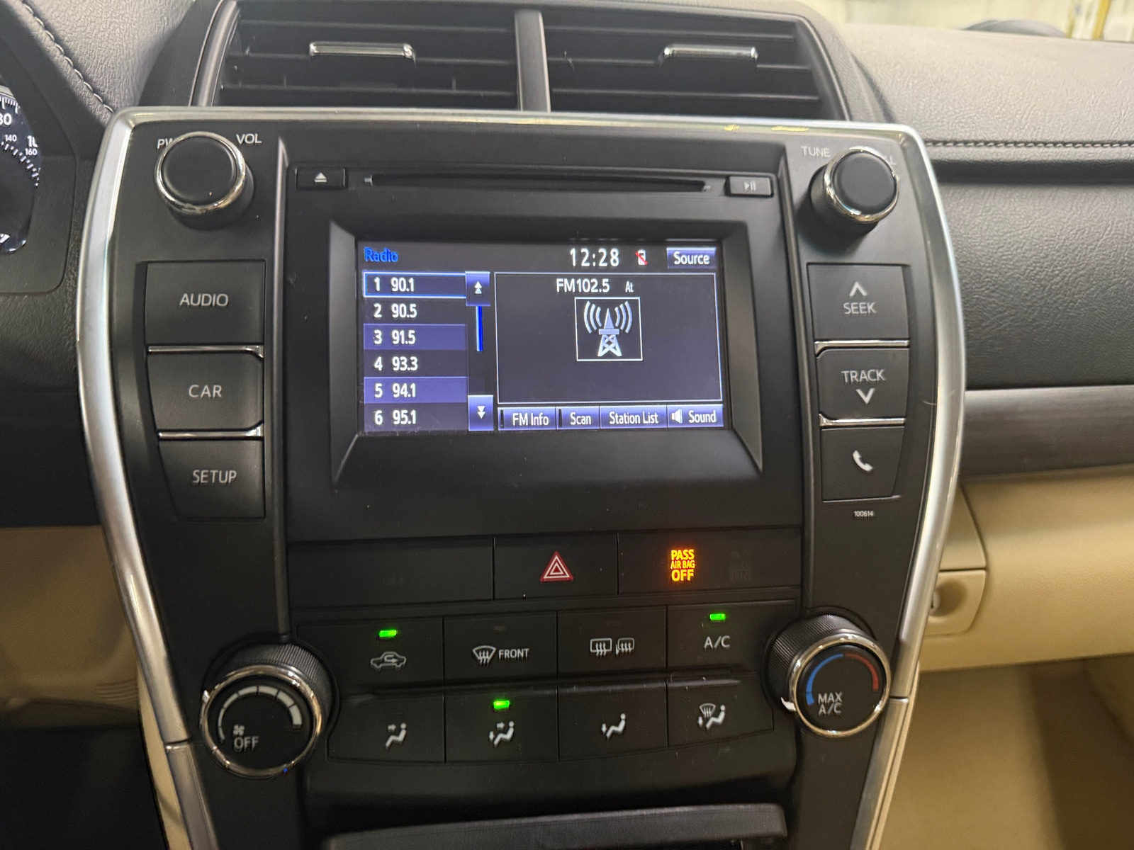 Thumbnail: 2016 Toyota Camry - 4