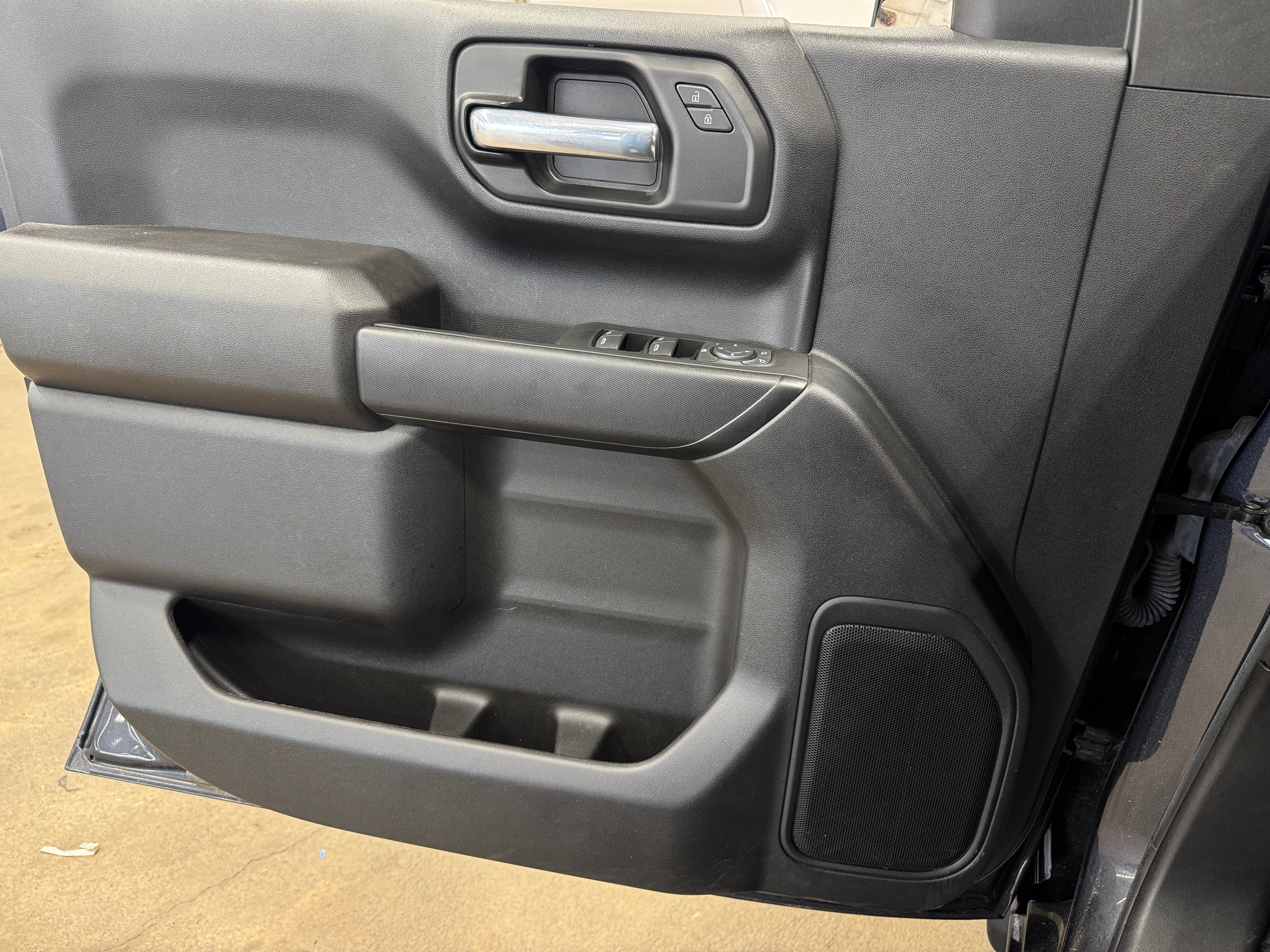 2023 Chevrolet Silverado 1500 Custom - Photo 2