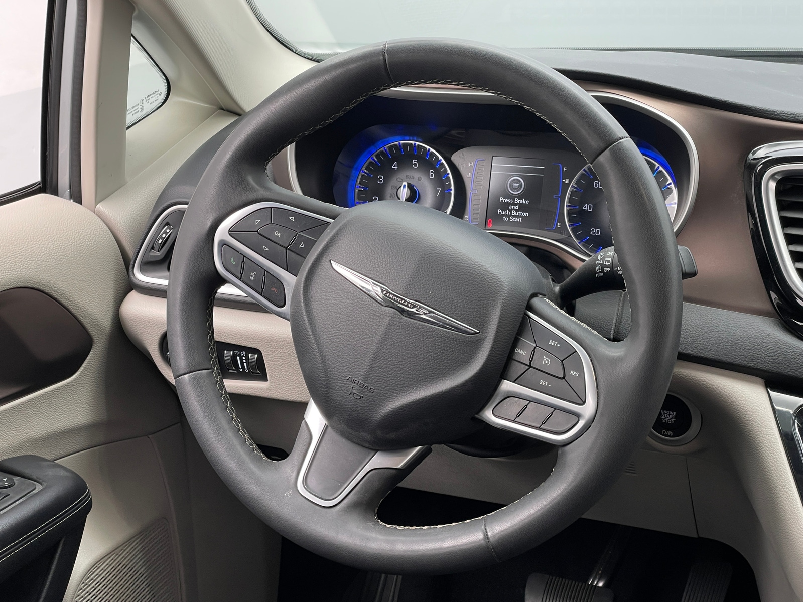 Thumbnail: 2023 Chrysler Voyager - 4