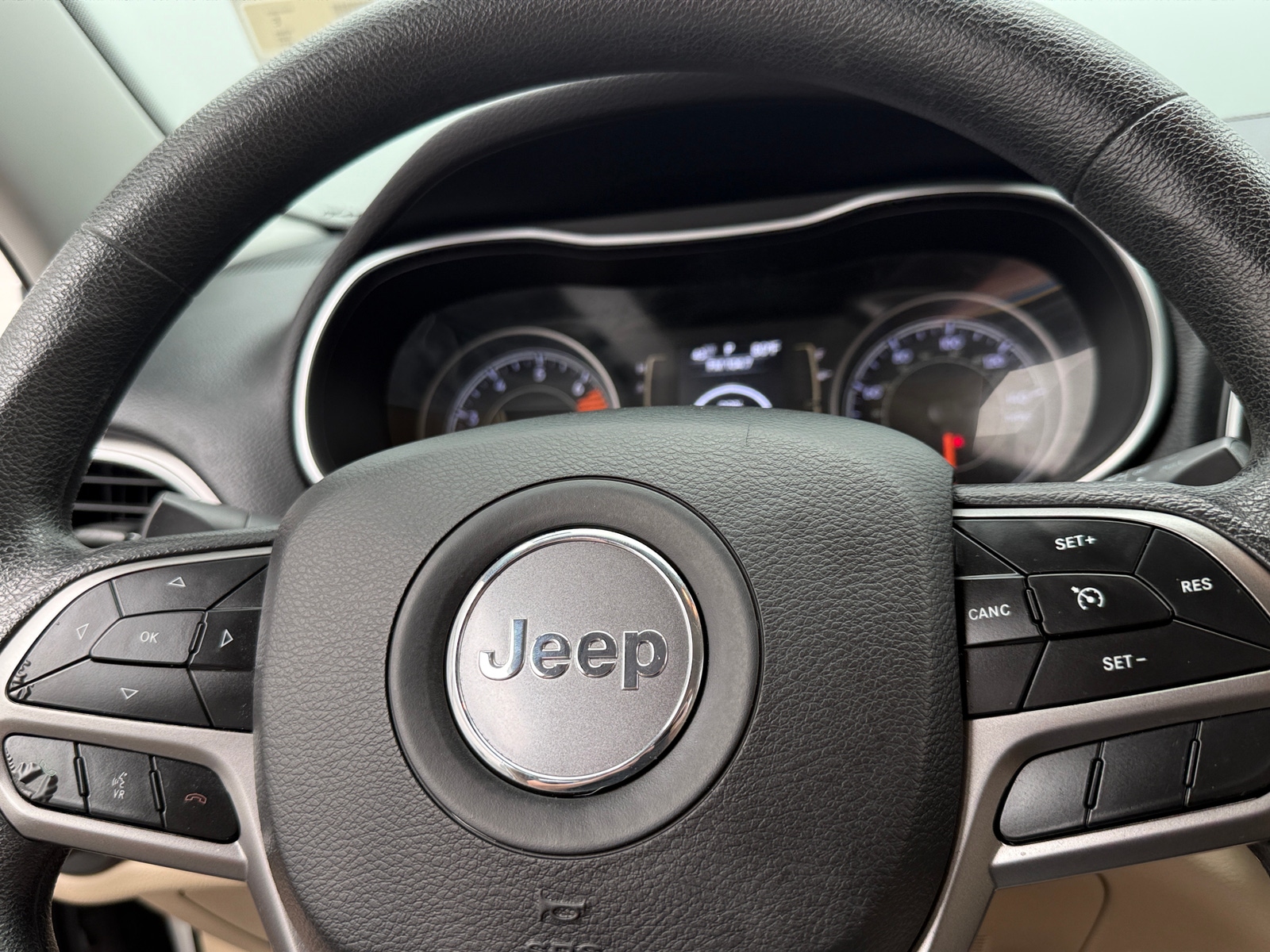 Thumbnail: 2019 Jeep Cherokee - 5