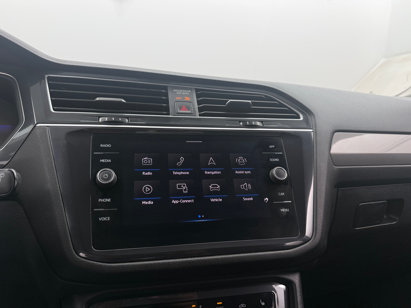 Thumbnail: 2024 Volkswagen Tiguan - 3