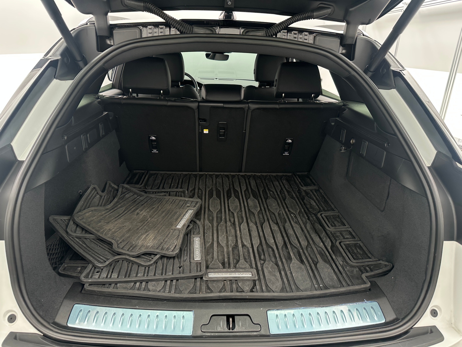 Thumbnail: 2026 Land Rover Range Rover Velar - 6