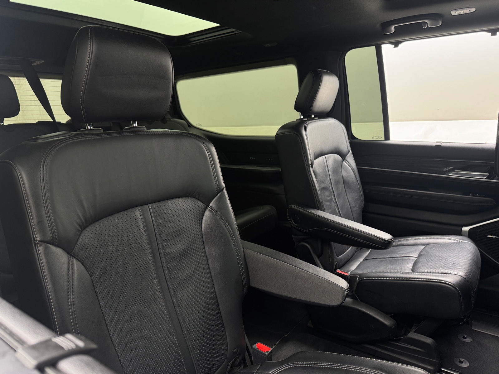Thumbnail: 2022 Jeep Wagoneer - 5