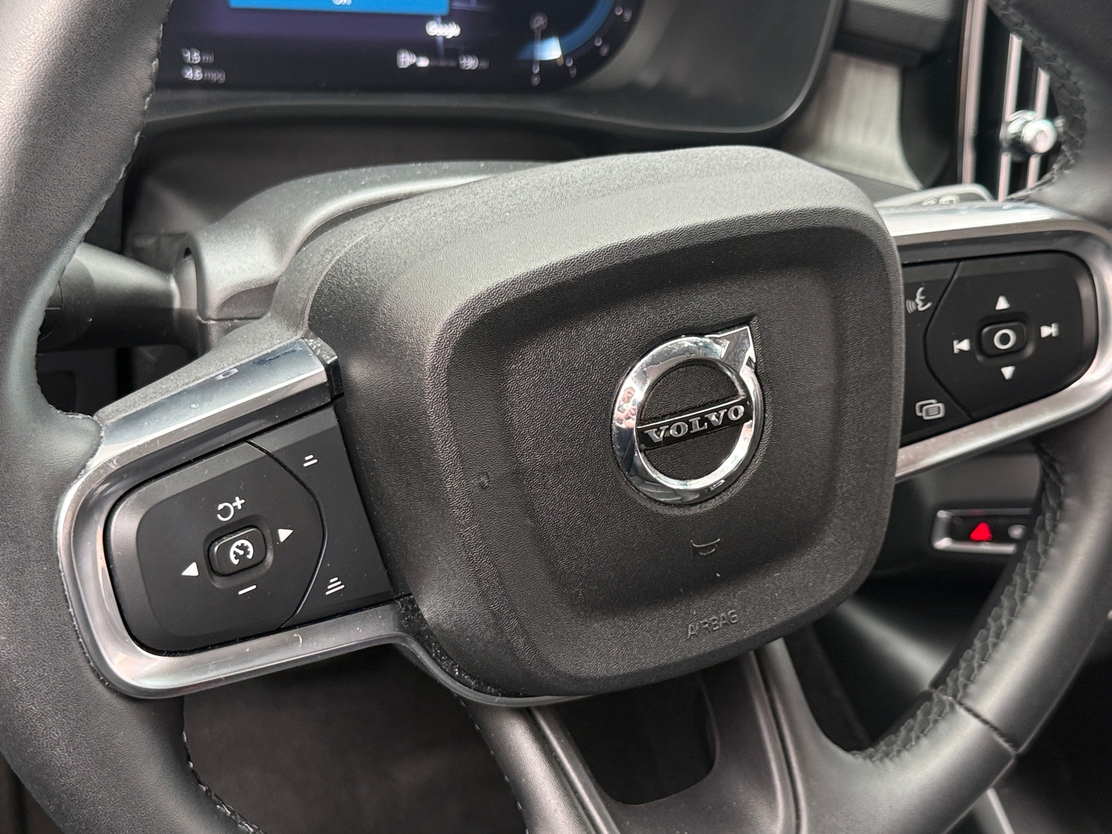 Thumbnail: 2023 Volvo XC40 - 4