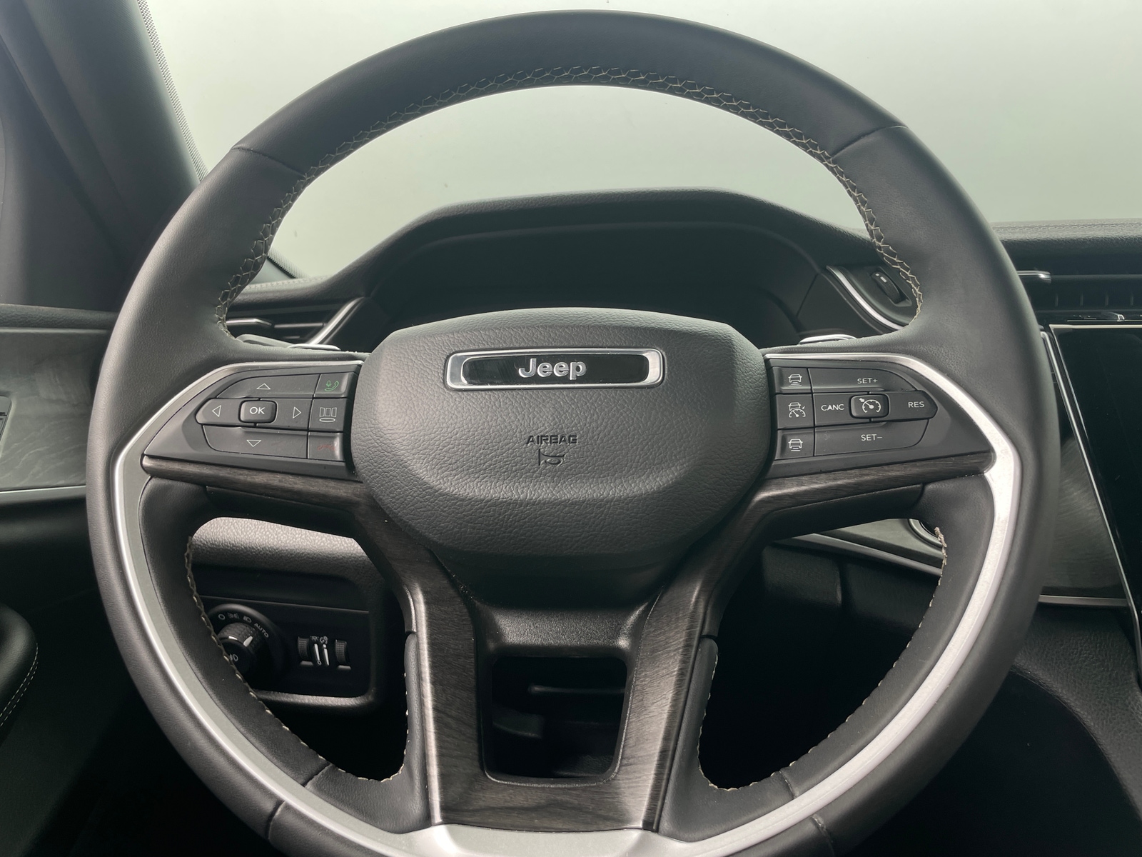 Thumbnail: 2024 Jeep Grand Cherokee L - 5