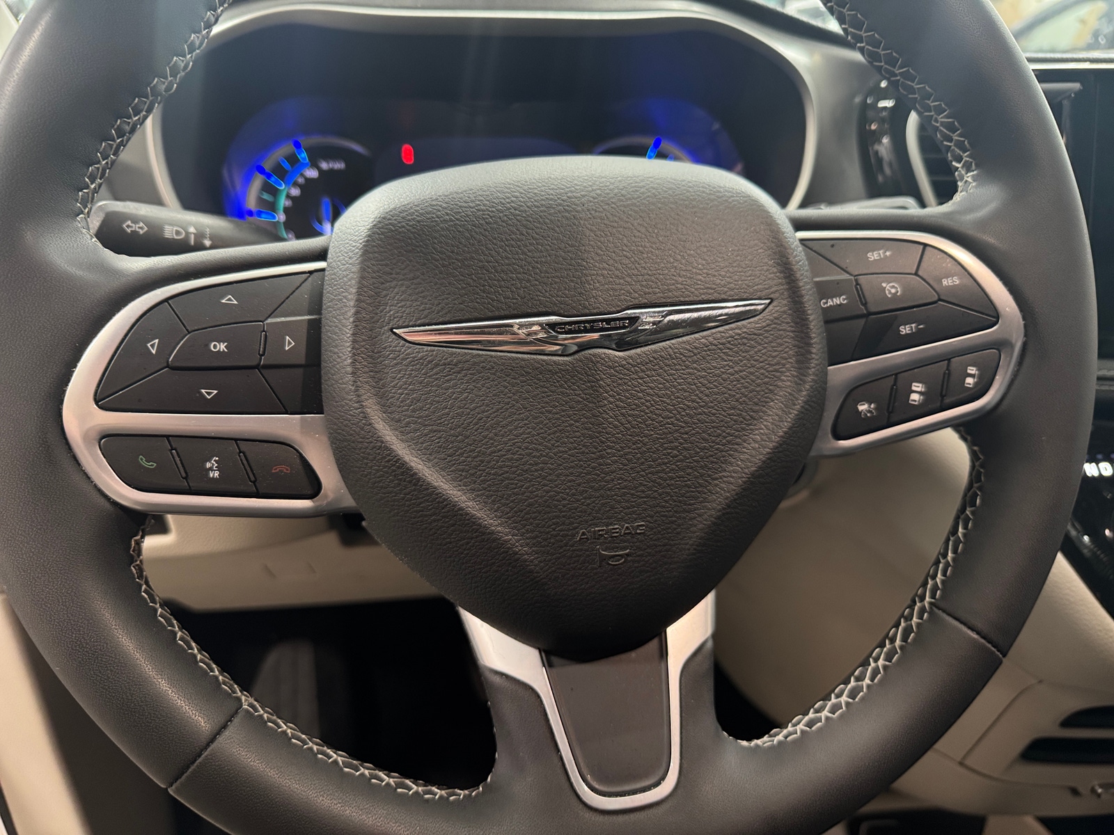 Thumbnail: 2023 Chrysler Pacifica - 4