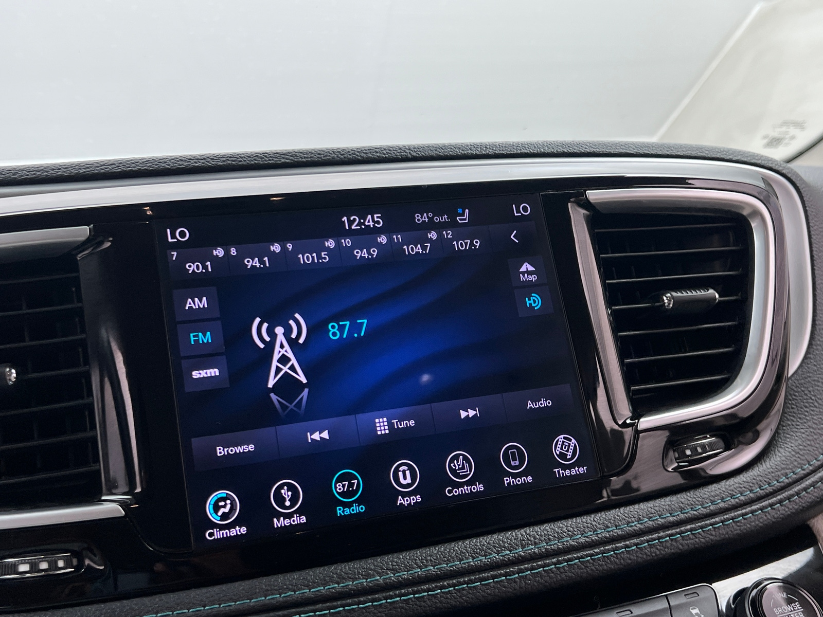 Thumbnail: 2018 Chrysler Pacifica - 3