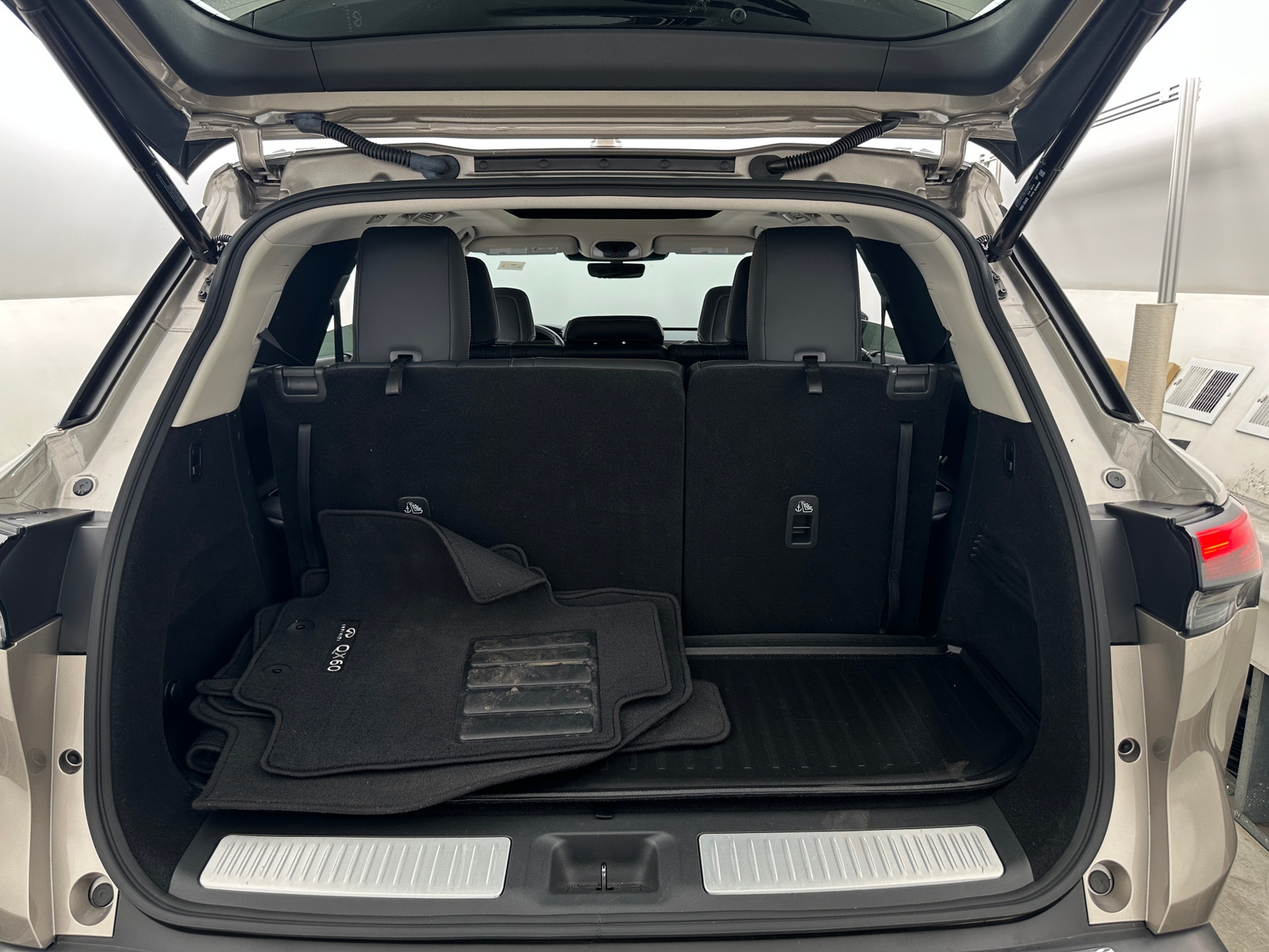 Thumbnail: 2023 INFINITI QX60 - 6
