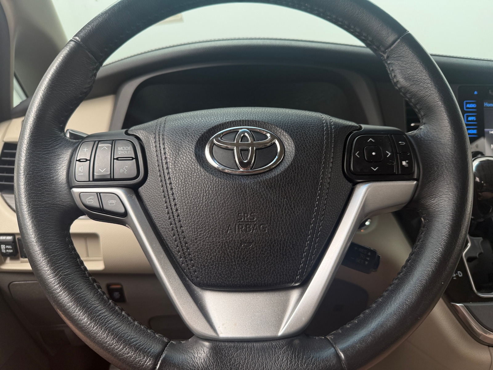 Thumbnail: 2017 Toyota Sienna - 4