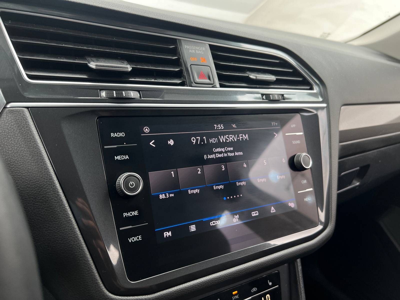 Thumbnail: 2022 Volkswagen Tiguan - 3
