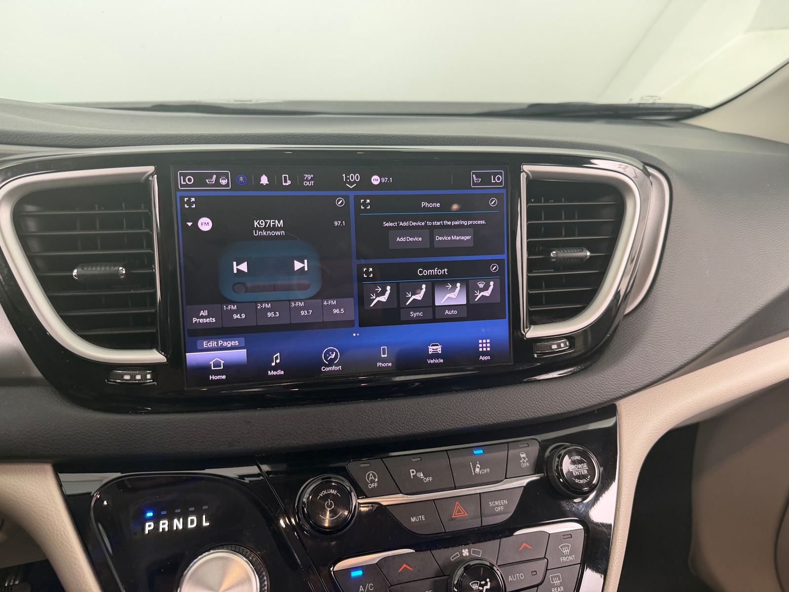 Thumbnail: 2023 Chrysler Pacifica - 3