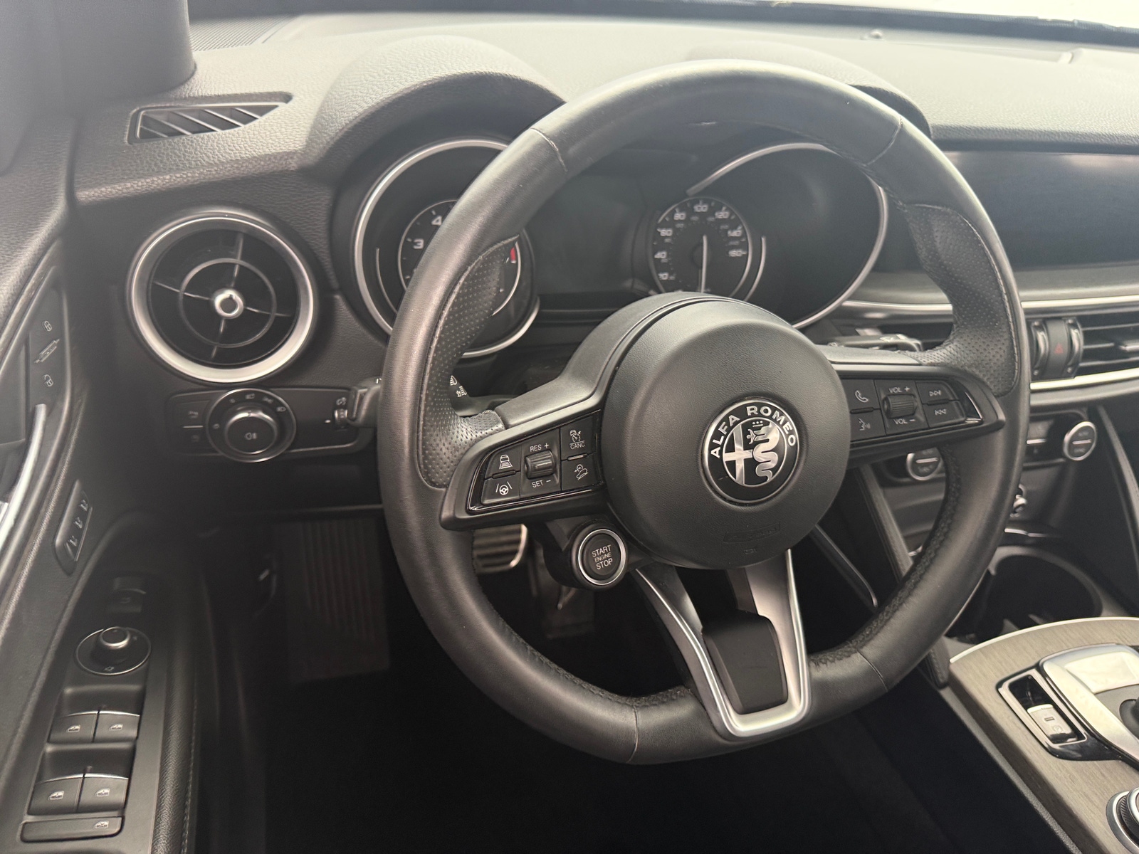 Thumbnail: 2023 Alfa Romeo Stelvio - 4