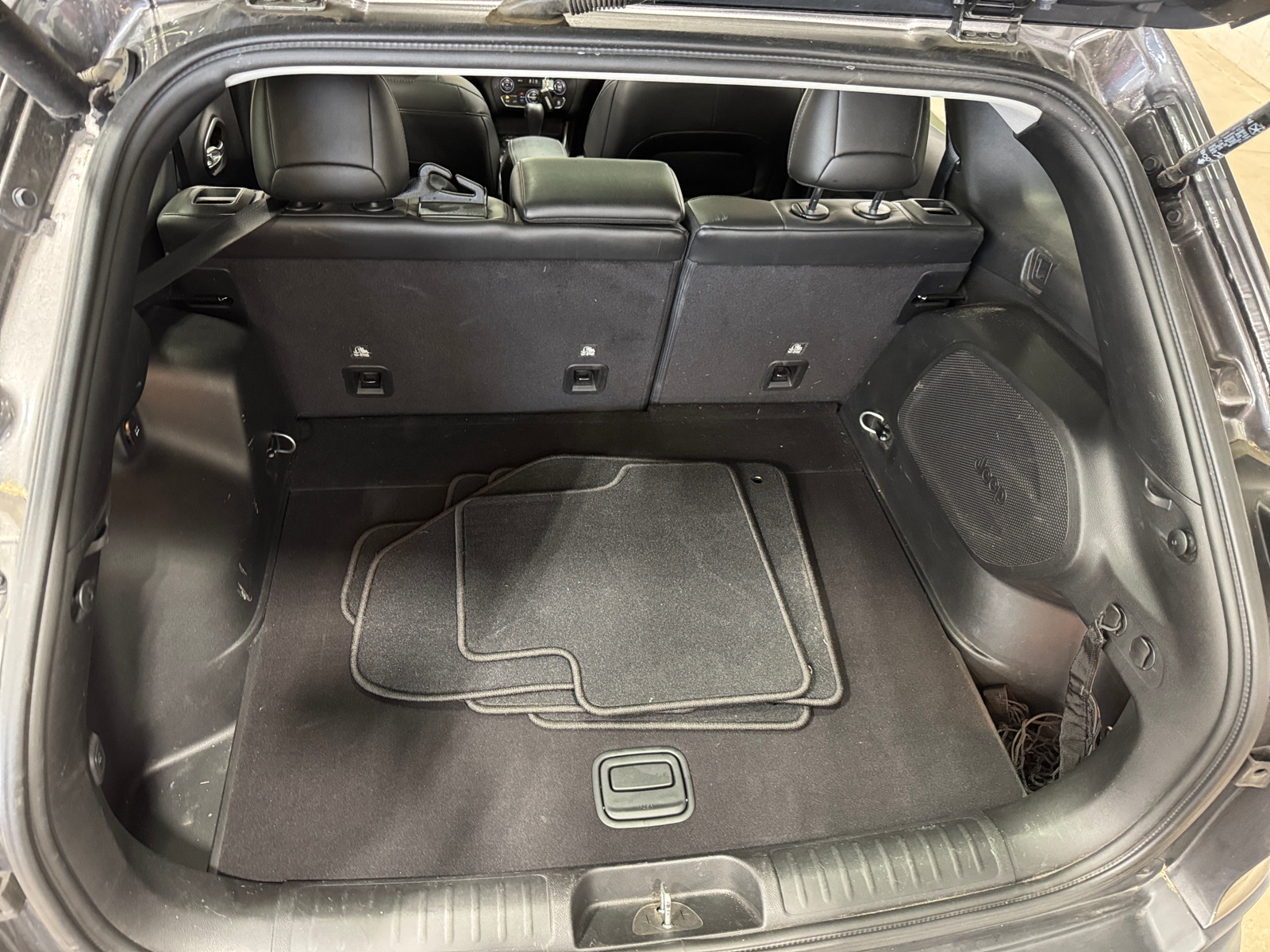 Thumbnail: 2019 Jeep Cherokee - 6