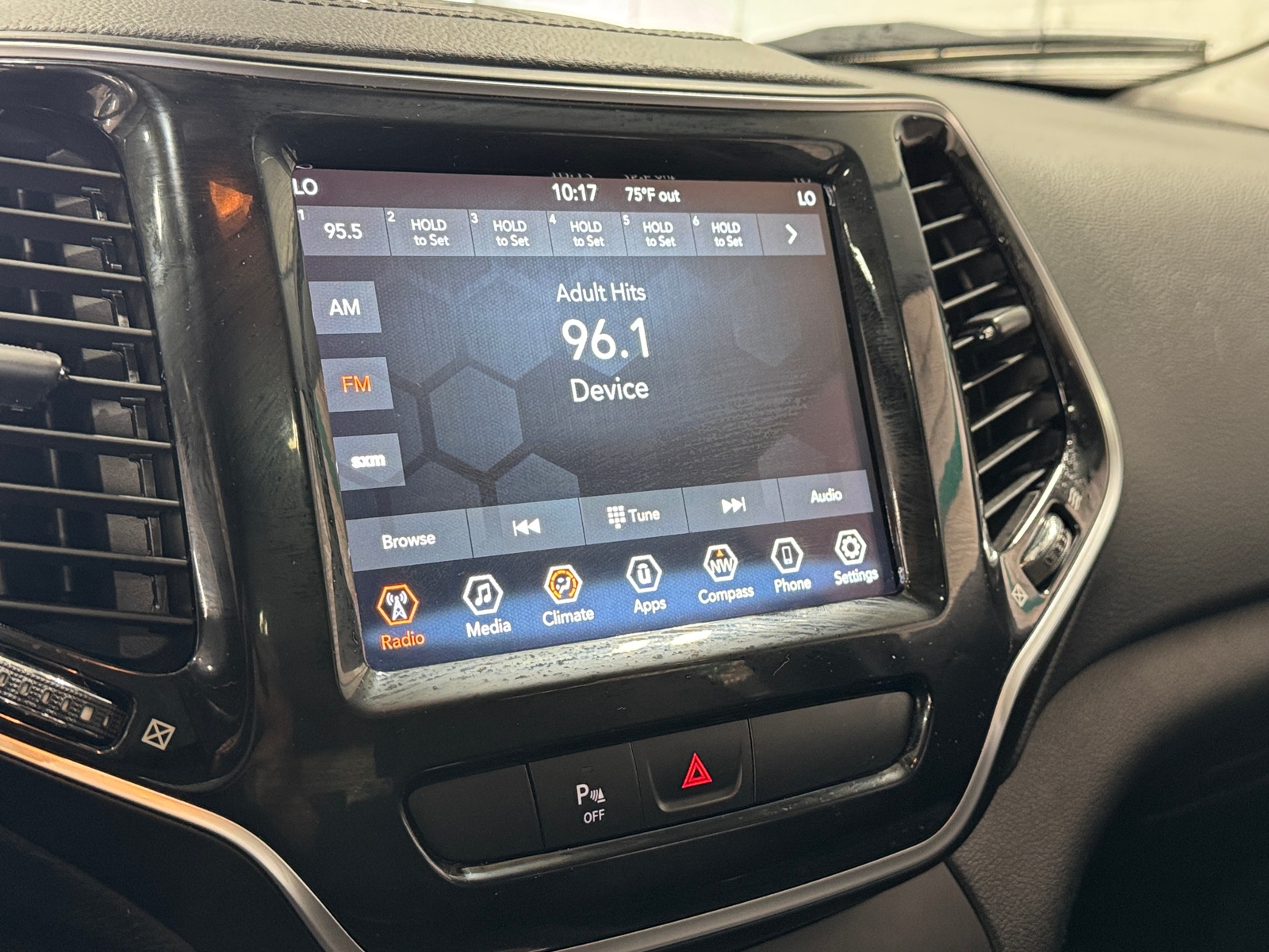 Thumbnail: 2019 Jeep Cherokee - 3