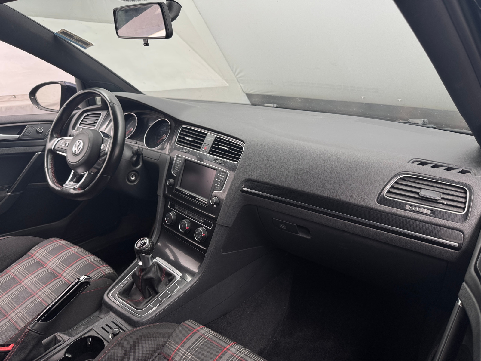 Thumbnail: 2016 Volkswagen Golf - 3