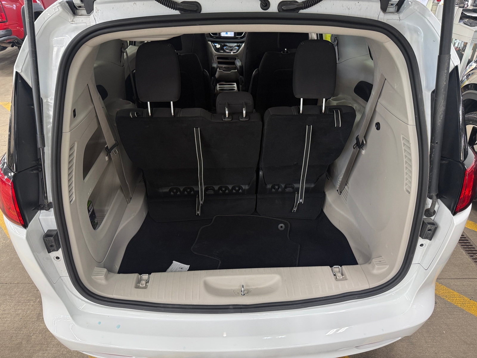 Thumbnail: 2023 Chrysler Voyager - 7