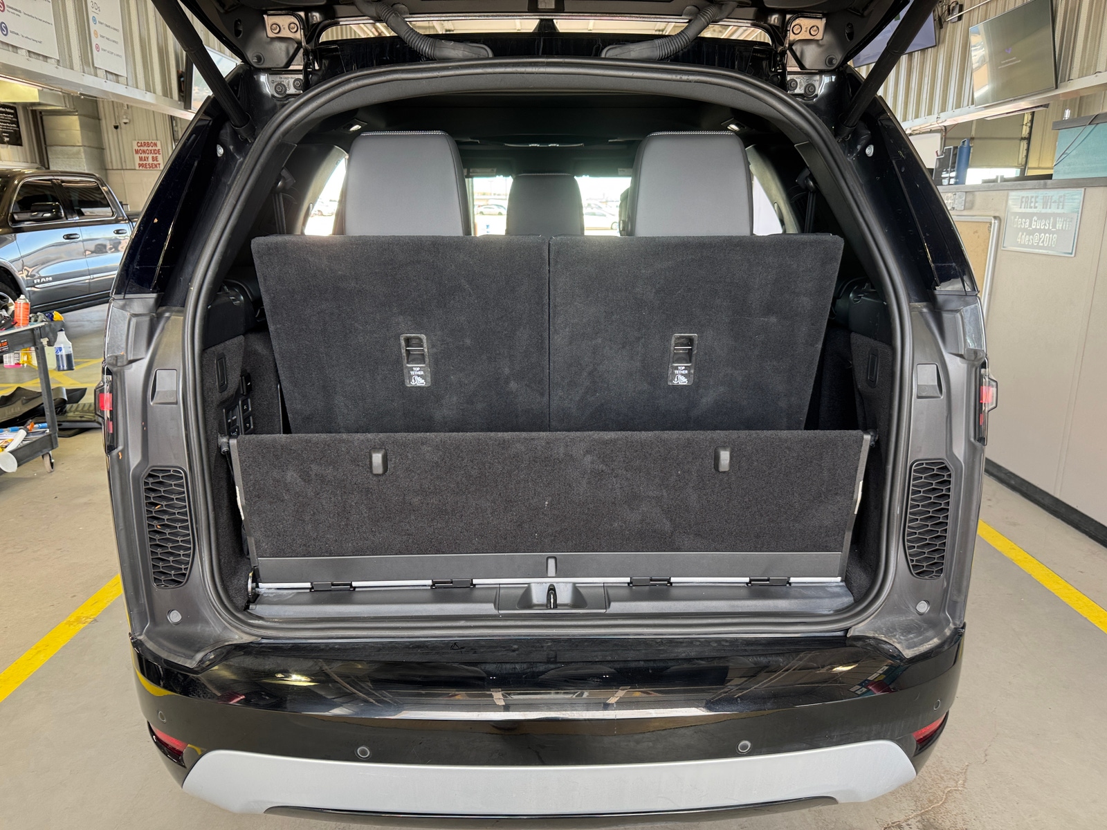 Thumbnail: 2024 Land Rover Discovery - 6