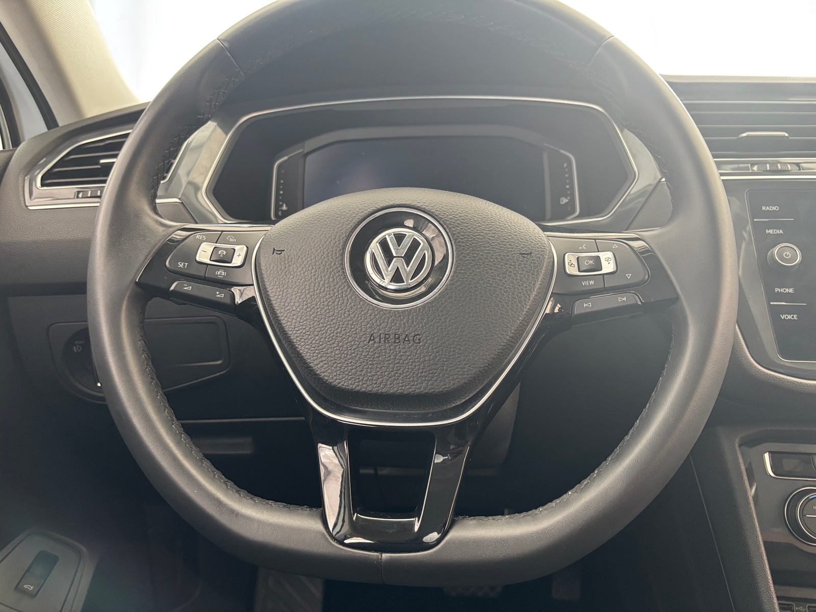Thumbnail: 2020 Volkswagen Tiguan - 4
