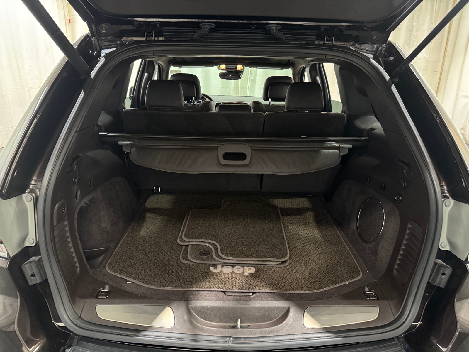Thumbnail: 2017 Jeep Grand Cherokee - 6