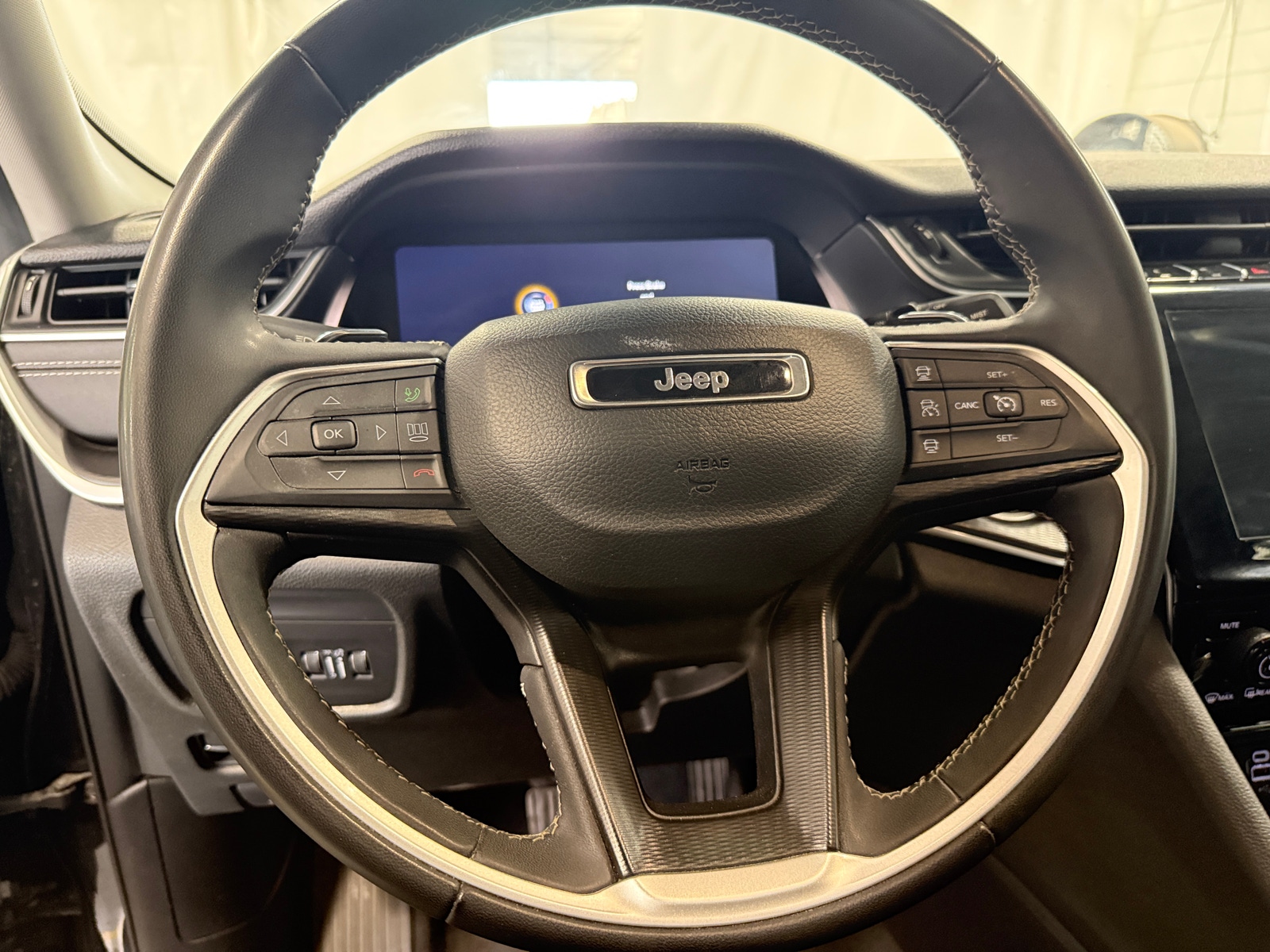 Thumbnail: 2023 Jeep Grand Cherokee L - 5
