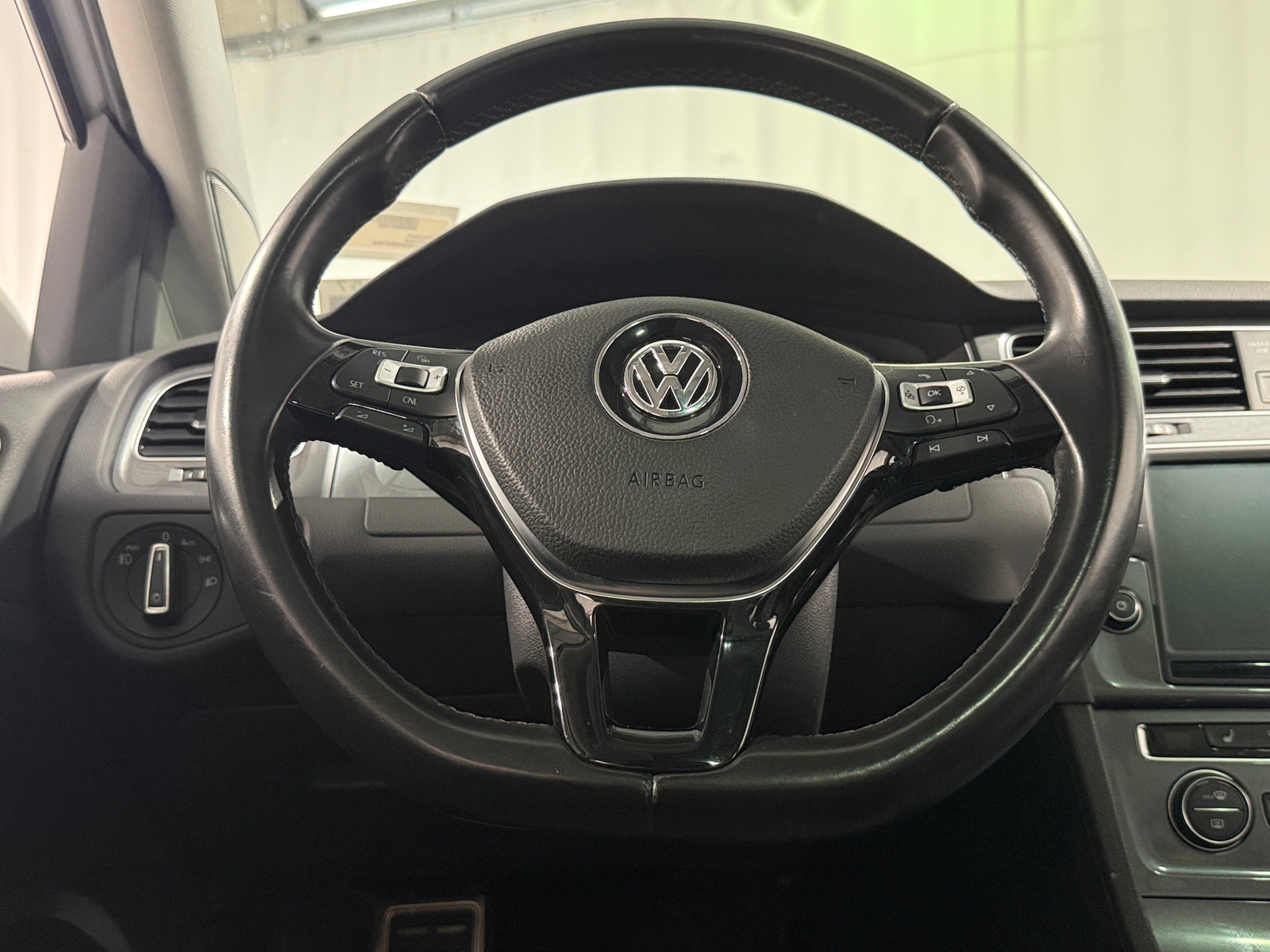 Thumbnail: 2017 Volkswagen Golf - 4