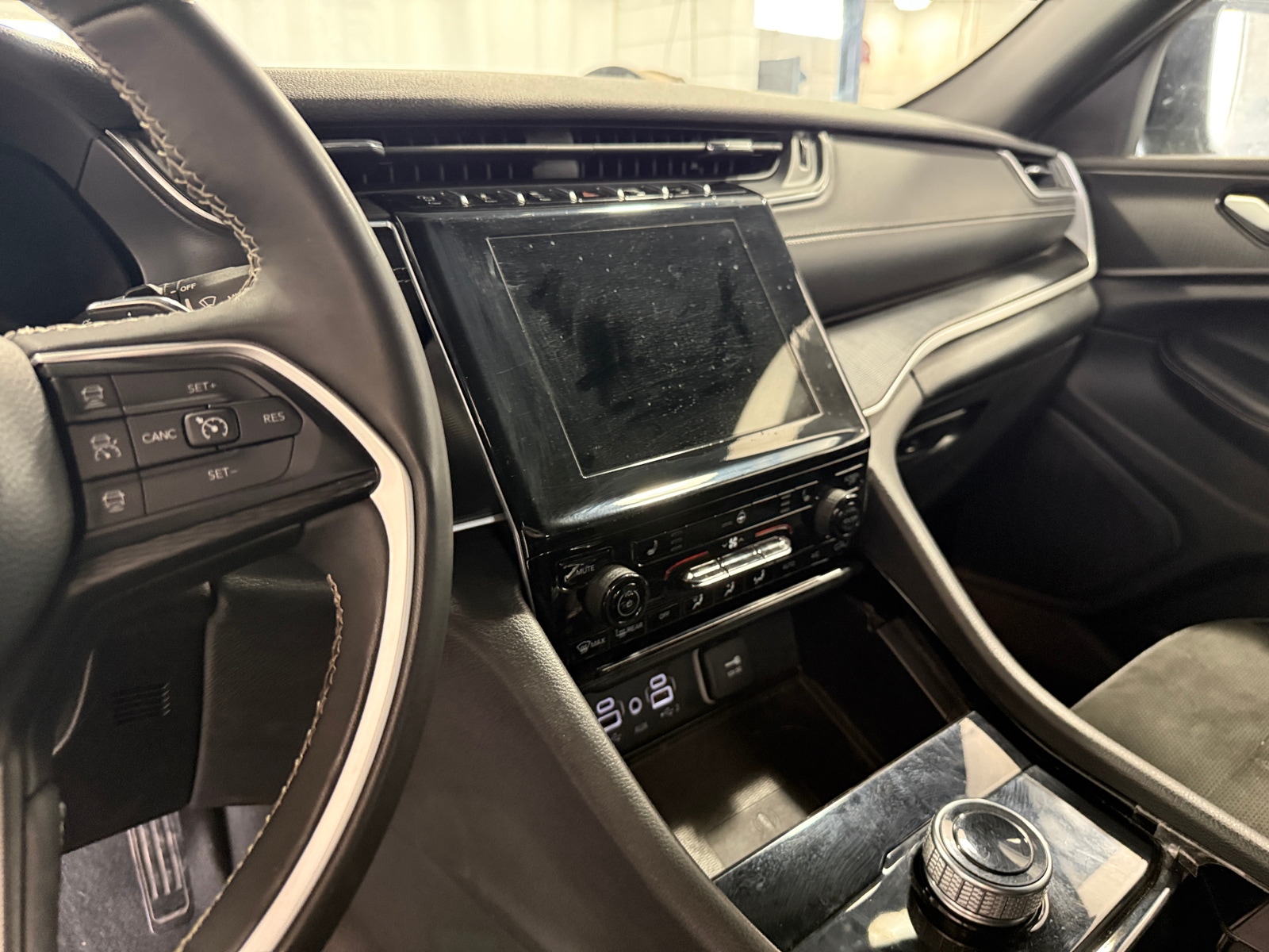 Thumbnail: 2023 Jeep Grand Cherokee L - 3