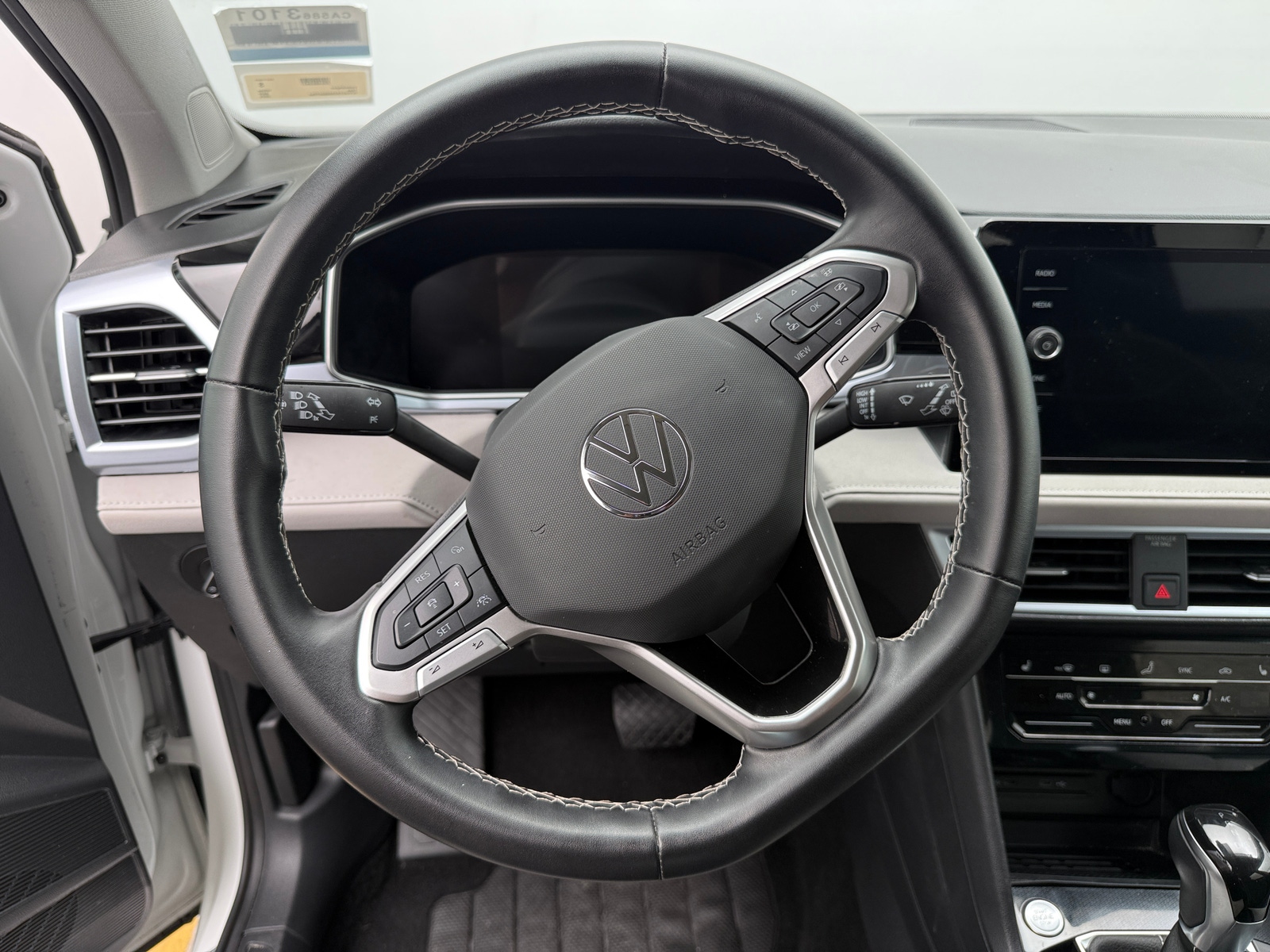 Thumbnail: 2025 Volkswagen Taos - 4
